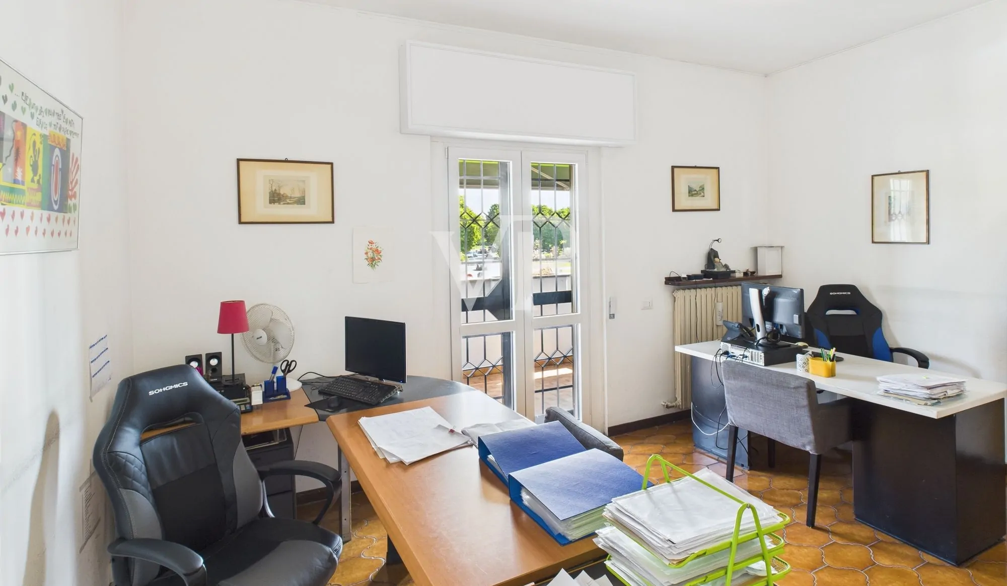 Cobertizo con oficinas, vivienda, terraza y jardín