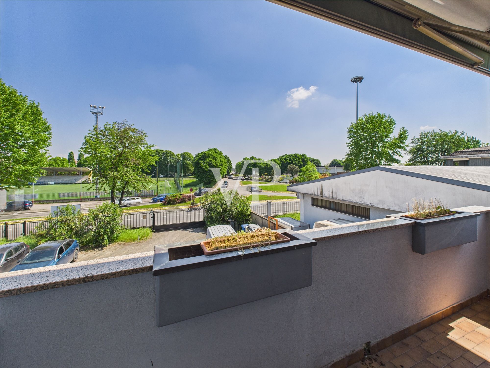 Schuppen mit Büros, Wohnung, Terrasse und Garten