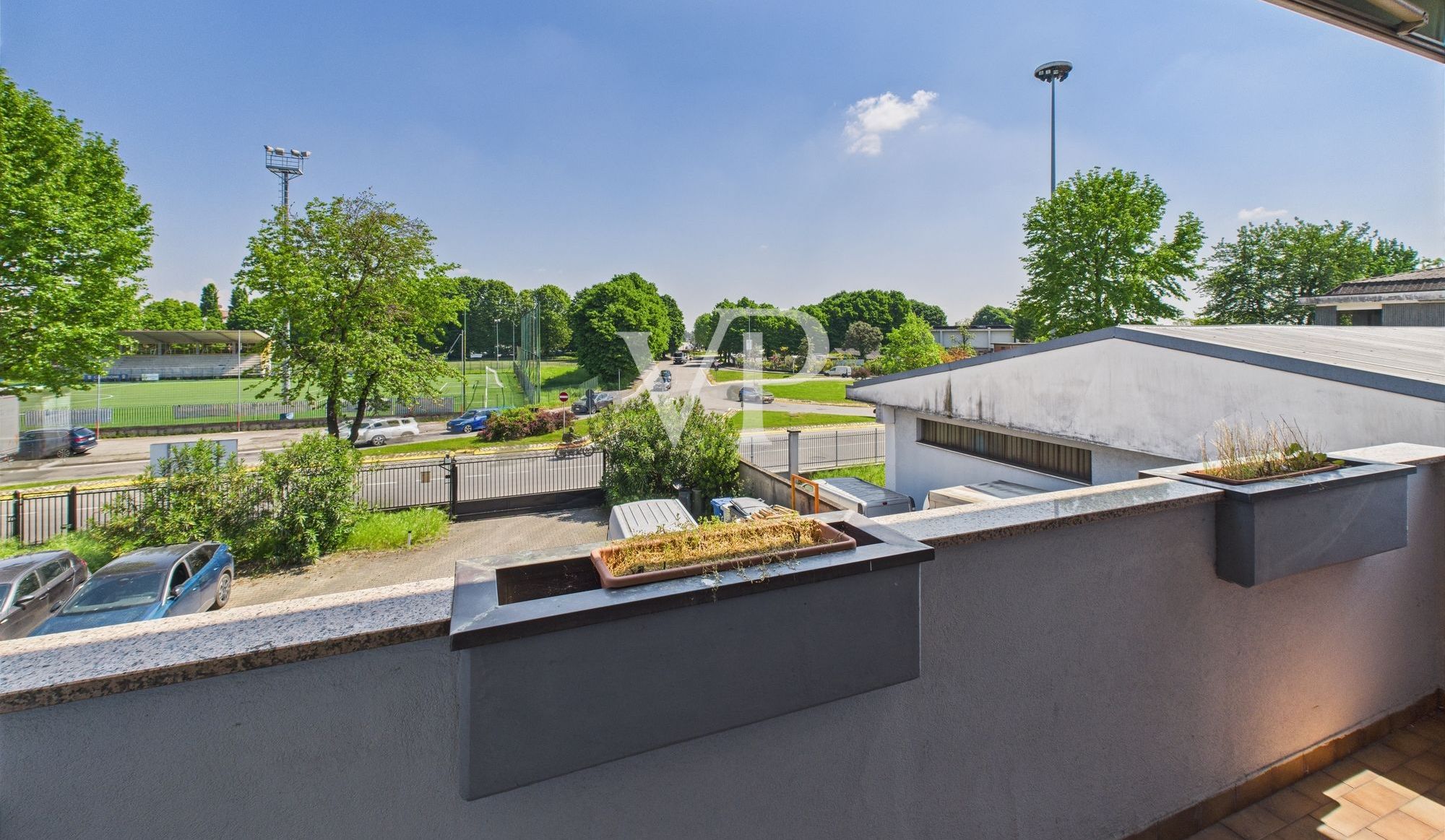 Schuppen mit Büros, Wohnung, Terrasse und Garten