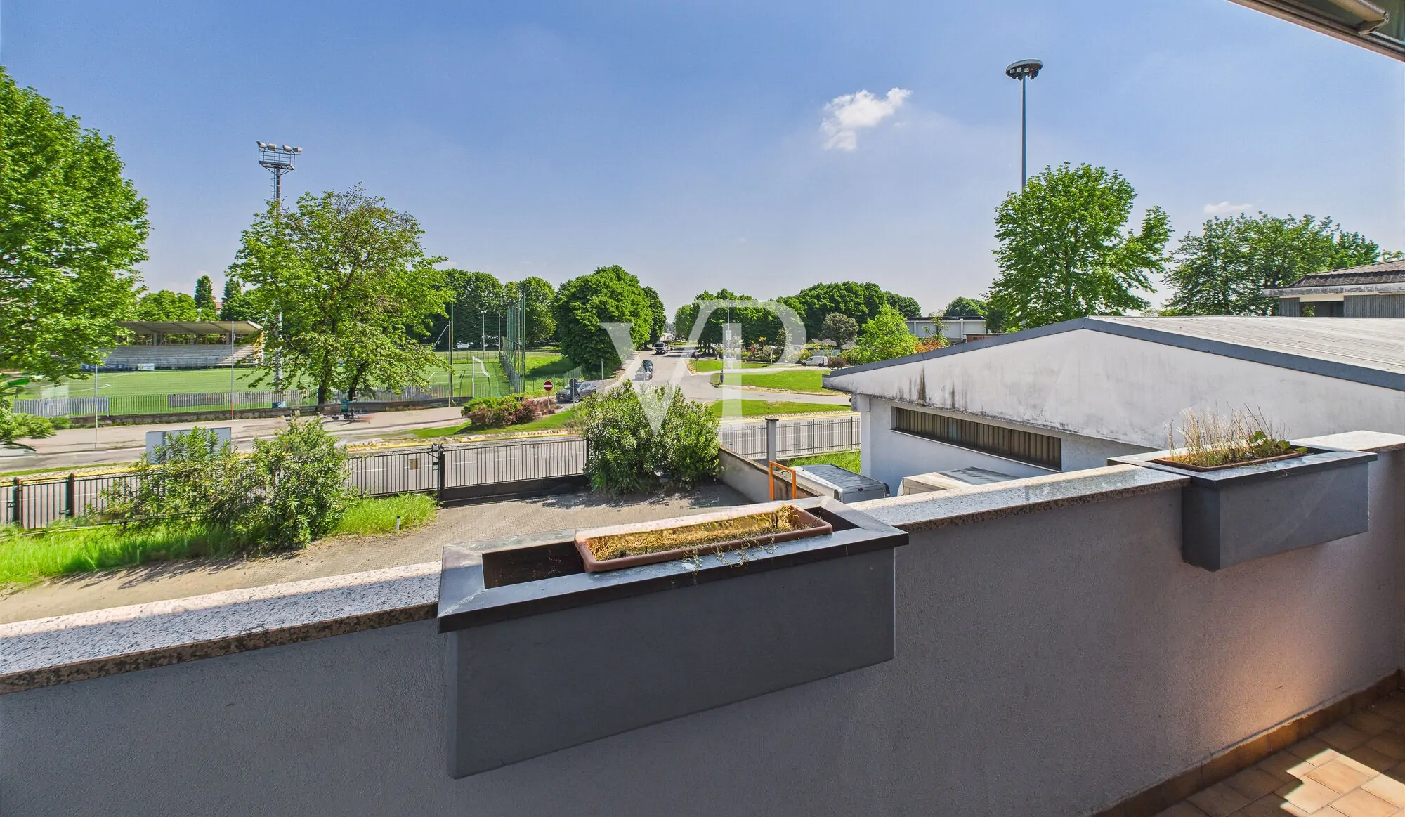 Cobertizo con oficinas, vivienda, terraza y jardín