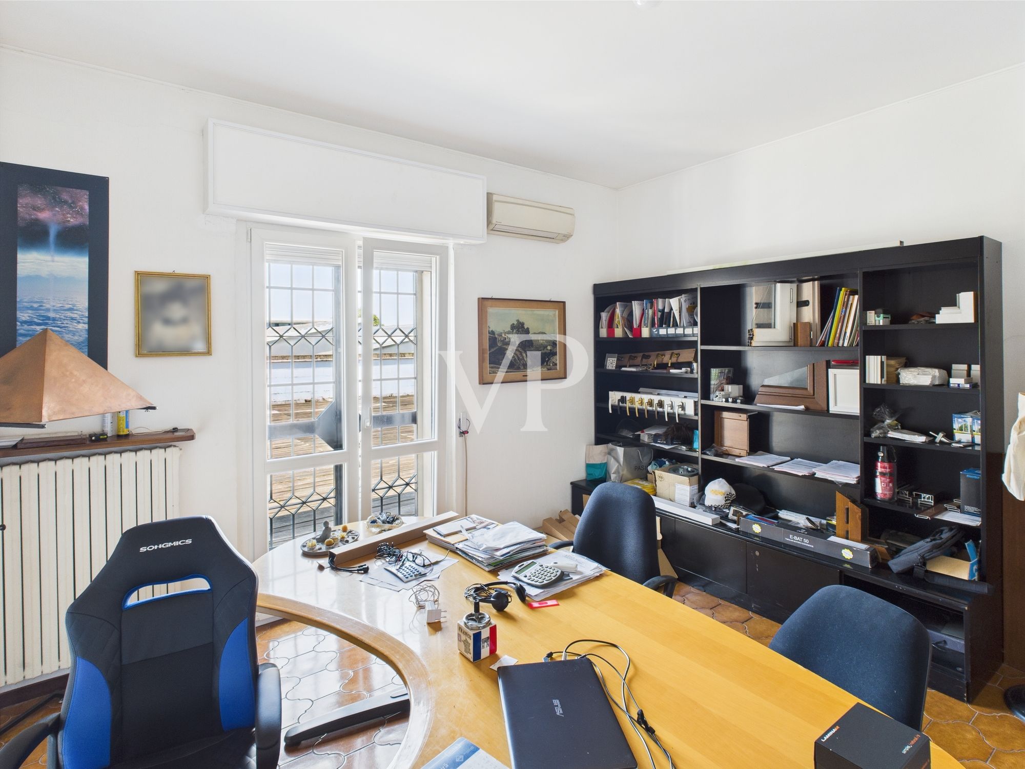 Schuppen mit Büros, Wohnung, Terrasse und Garten