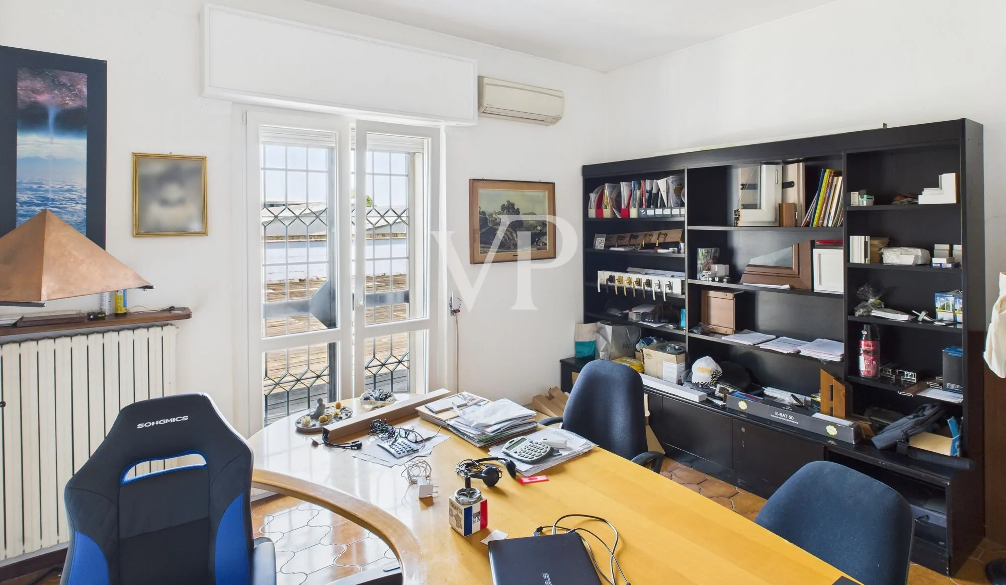 Cobertizo con oficinas, vivienda, terraza y jardín