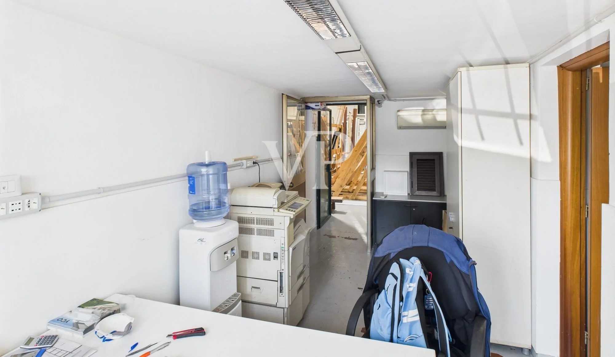 Cobertizo con oficinas, vivienda, terraza y jardín