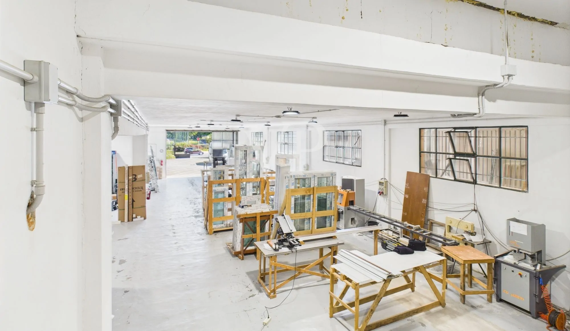 Cobertizo con oficinas, vivienda, terraza y jardín