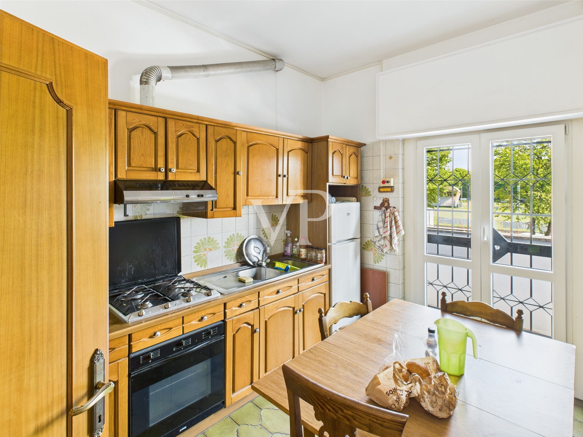 Schuppen mit Büros, Wohnung, Terrasse und Garten