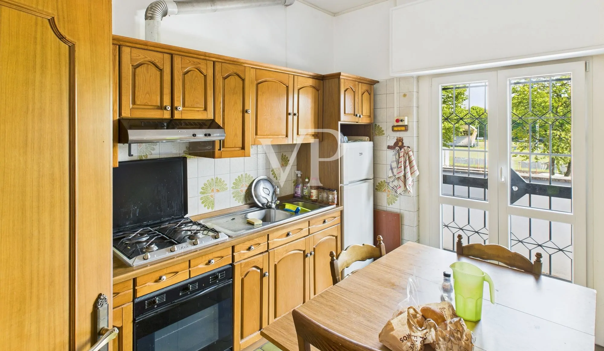 Cobertizo con oficinas, vivienda, terraza y jardín