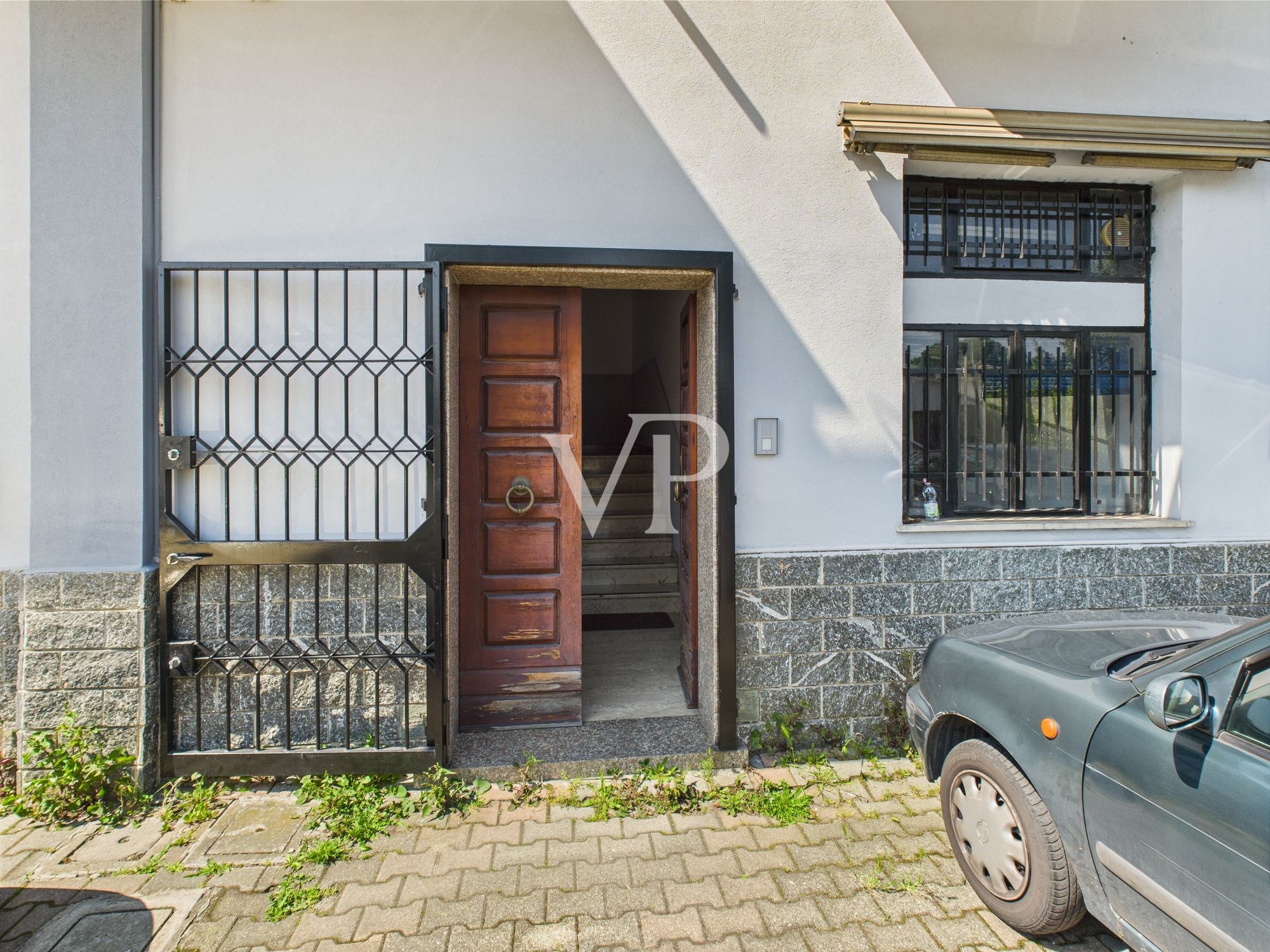 Schuppen mit Büros, Wohnung, Terrasse und Garten