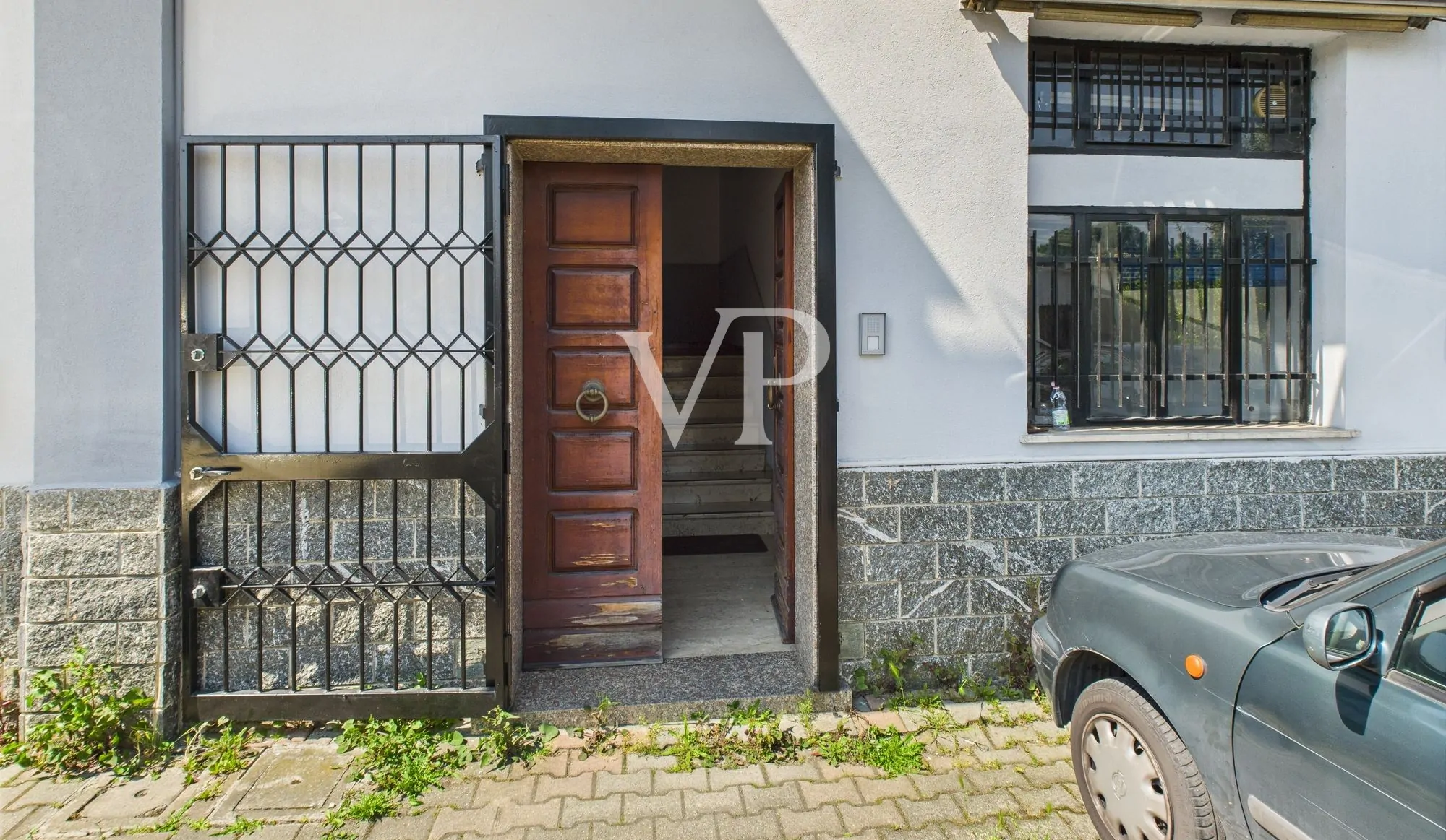 Cobertizo con oficinas, vivienda, terraza y jardín