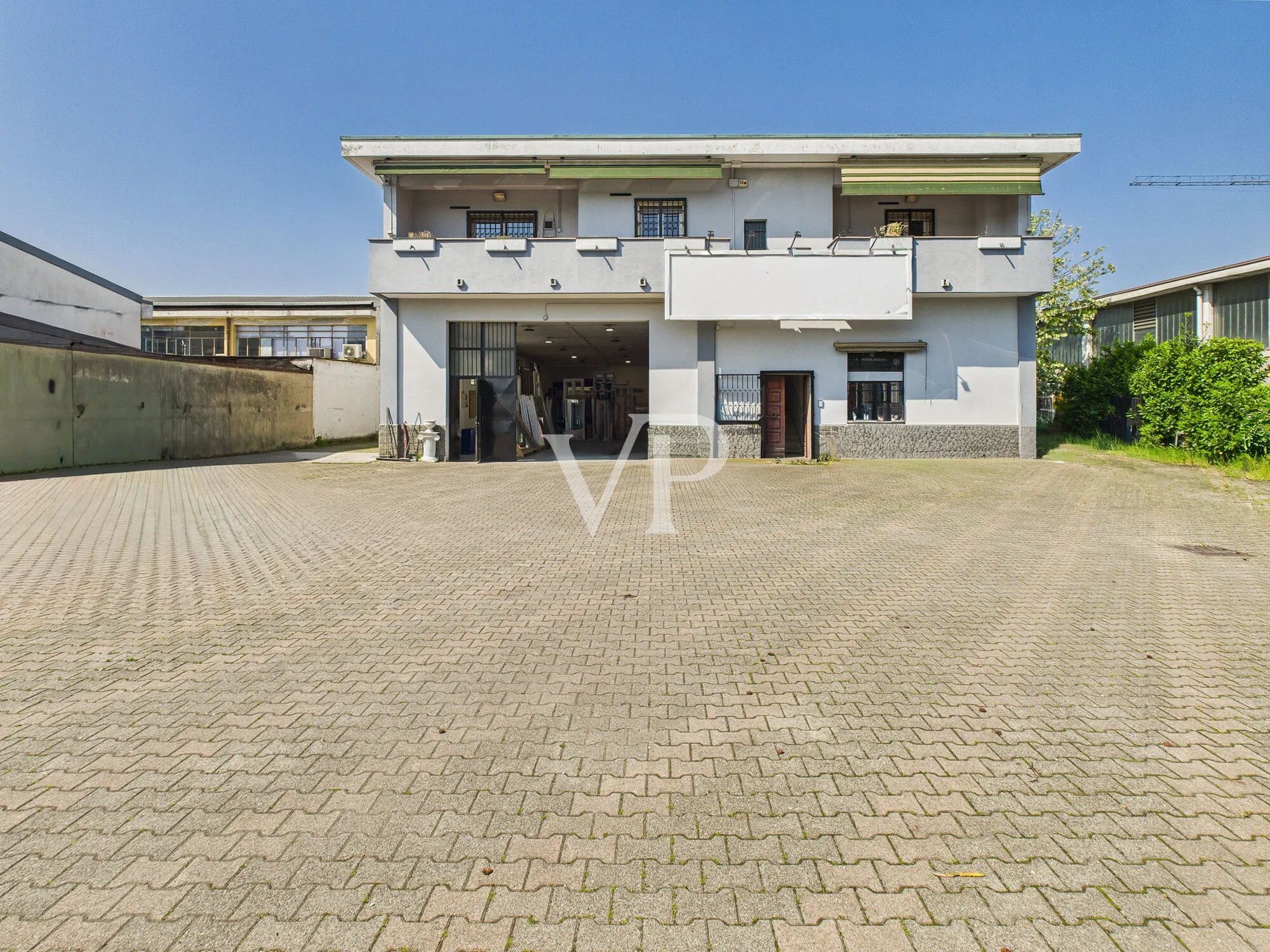 Schuppen mit Büros, Wohnung, Terrasse und Garten