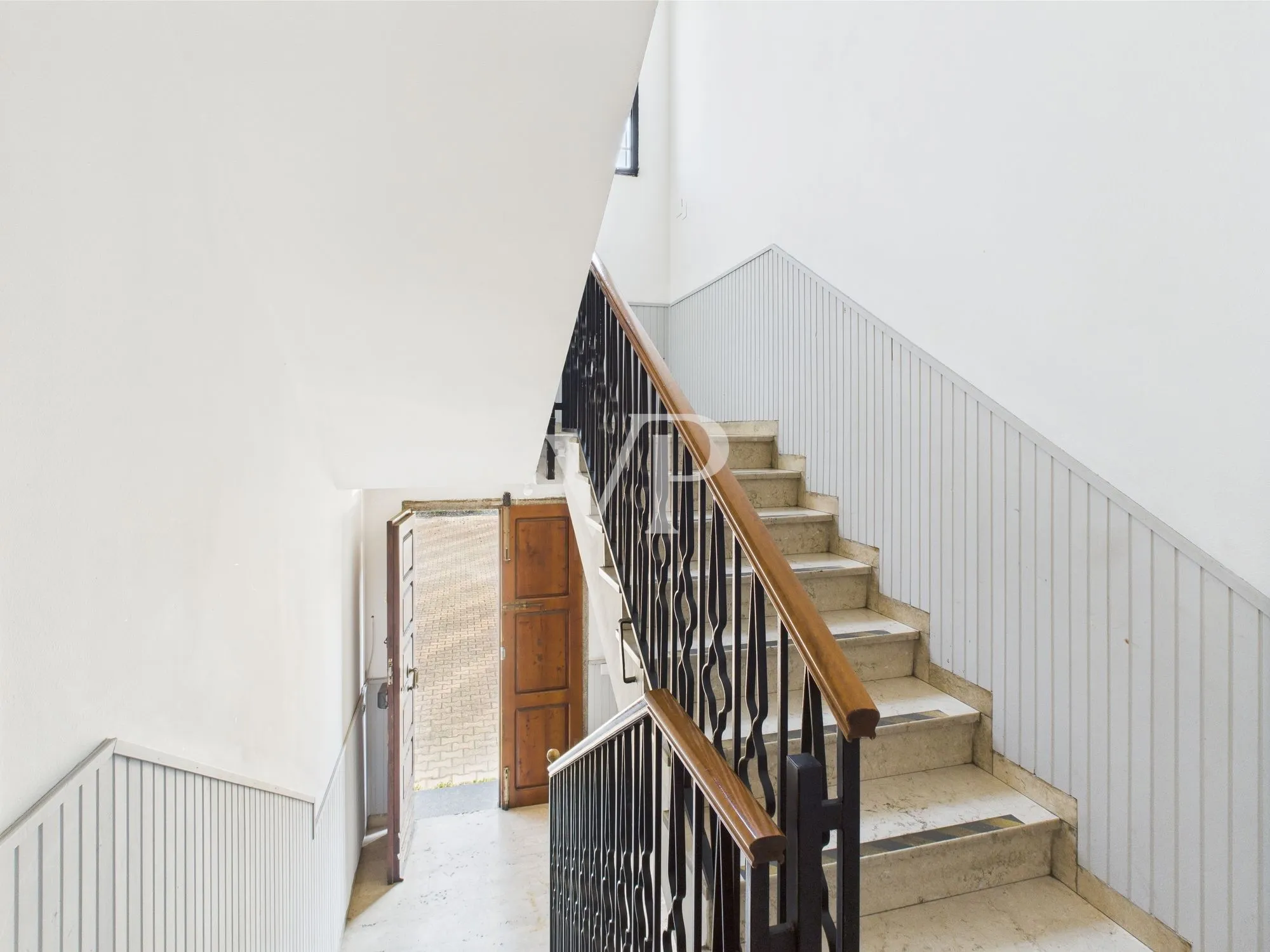 Schuppen mit Büros, Wohnung, Terrasse und Garten