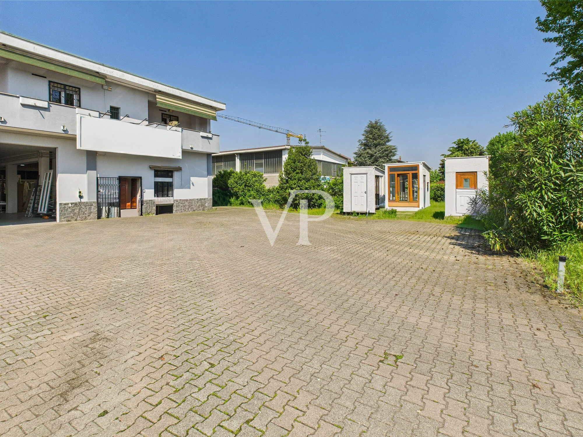 Schuppen mit Büros, Wohnung, Terrasse und Garten