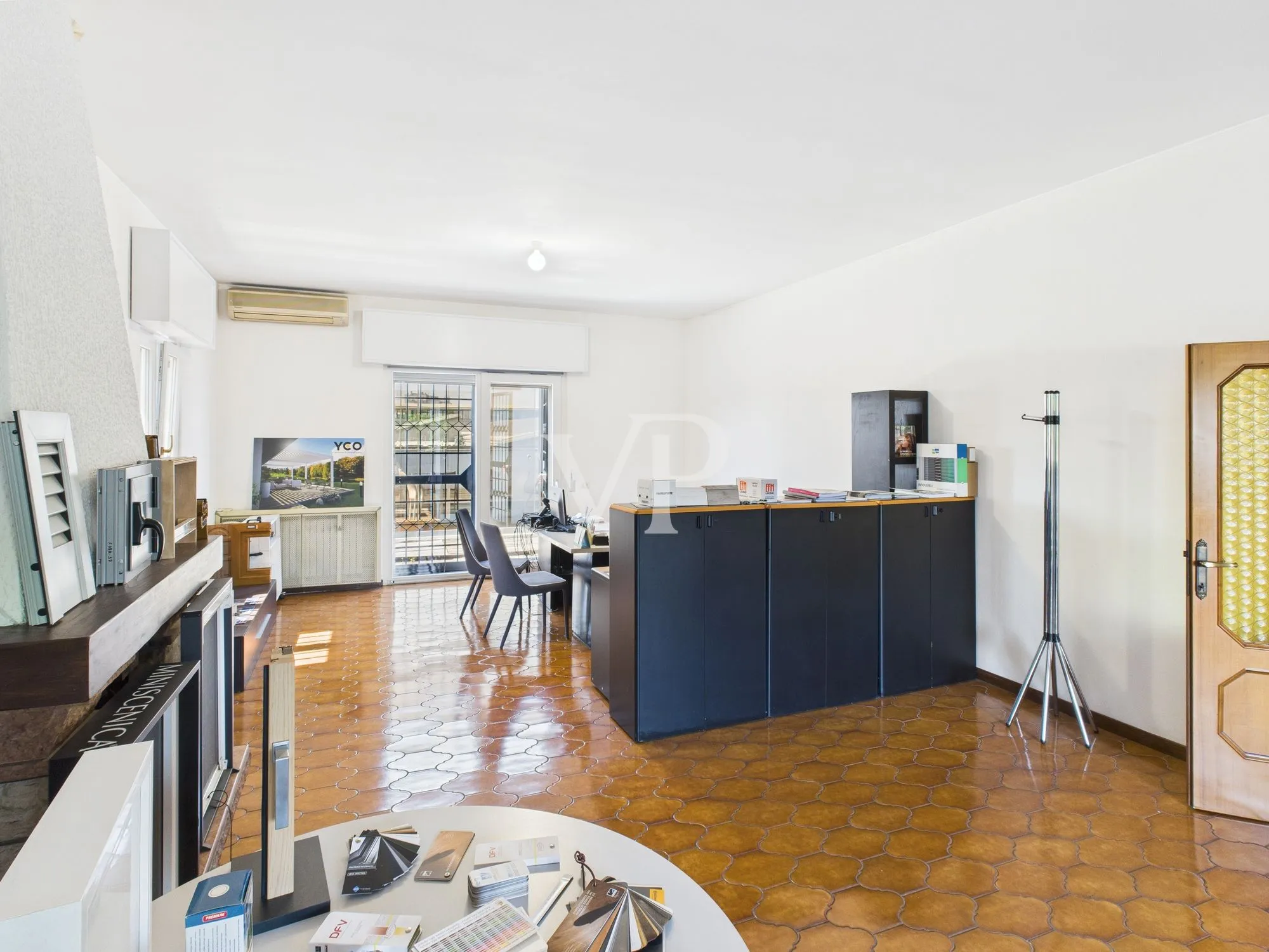 Schuppen mit Büros, Wohnung, Terrasse und Garten