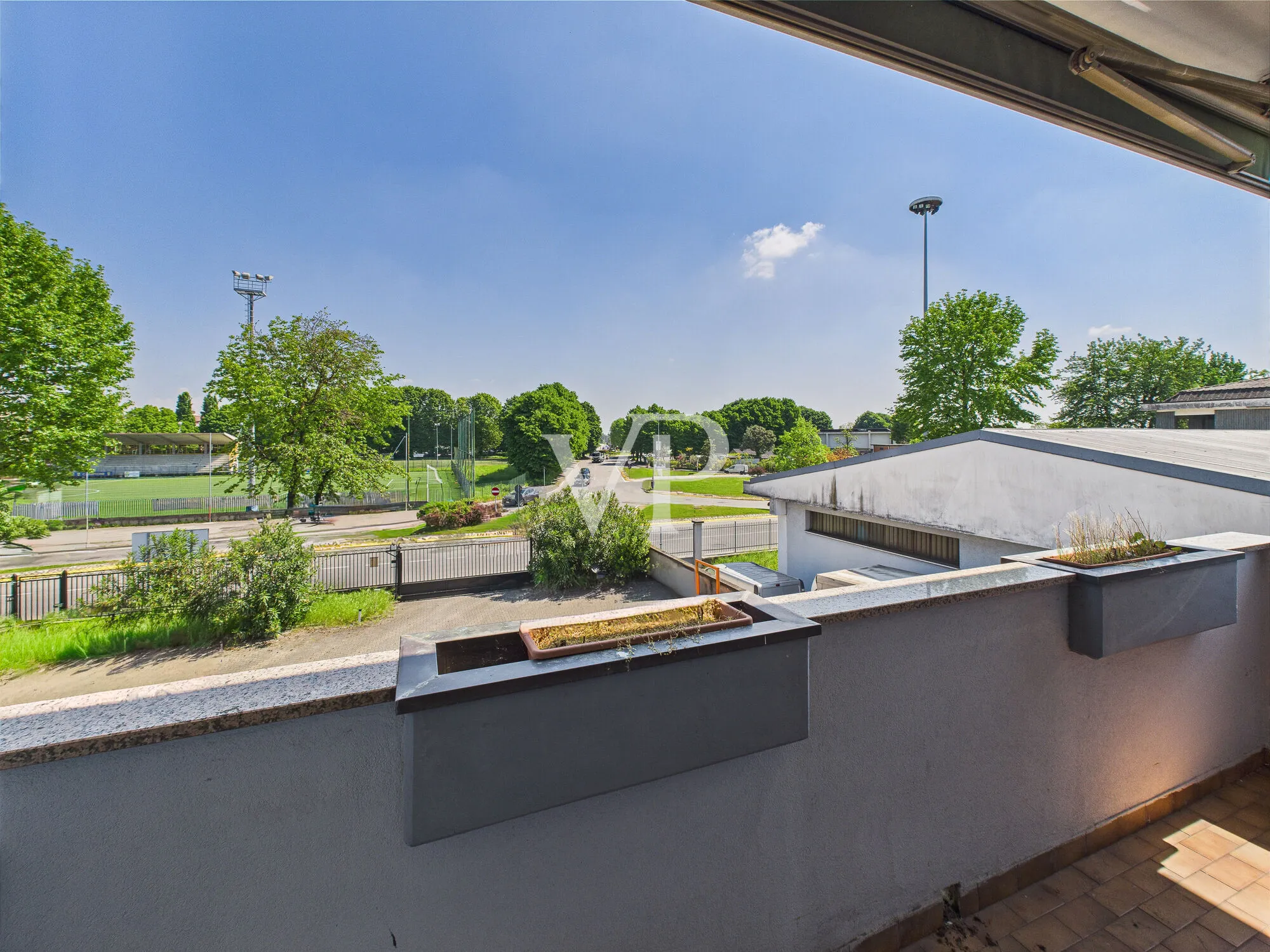 Schuppen mit Büros, Wohnung, Terrasse und Garten