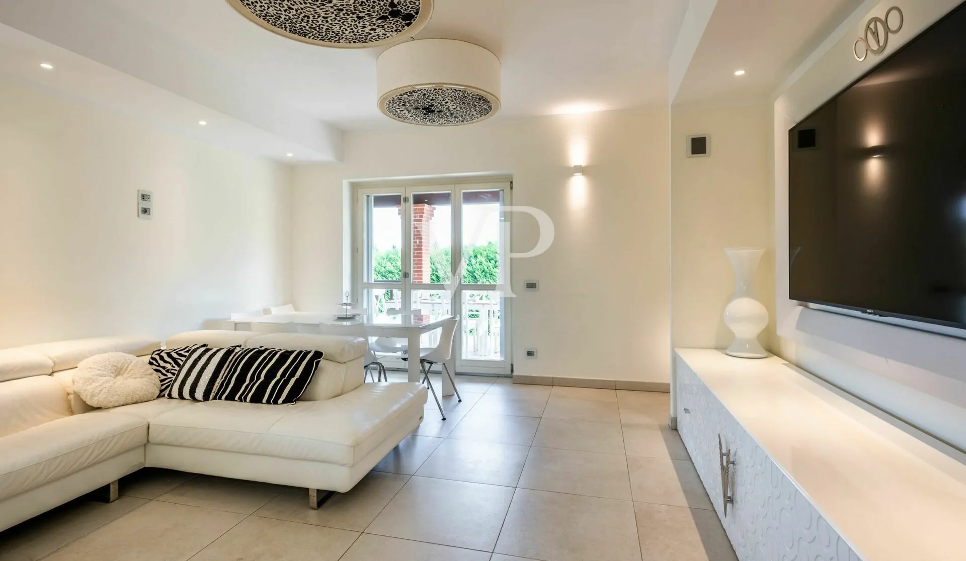 Elegante e moderna villa con piscina