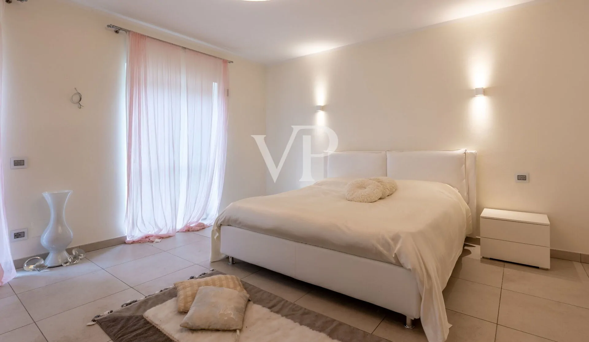 Elegante e moderna villa con piscina