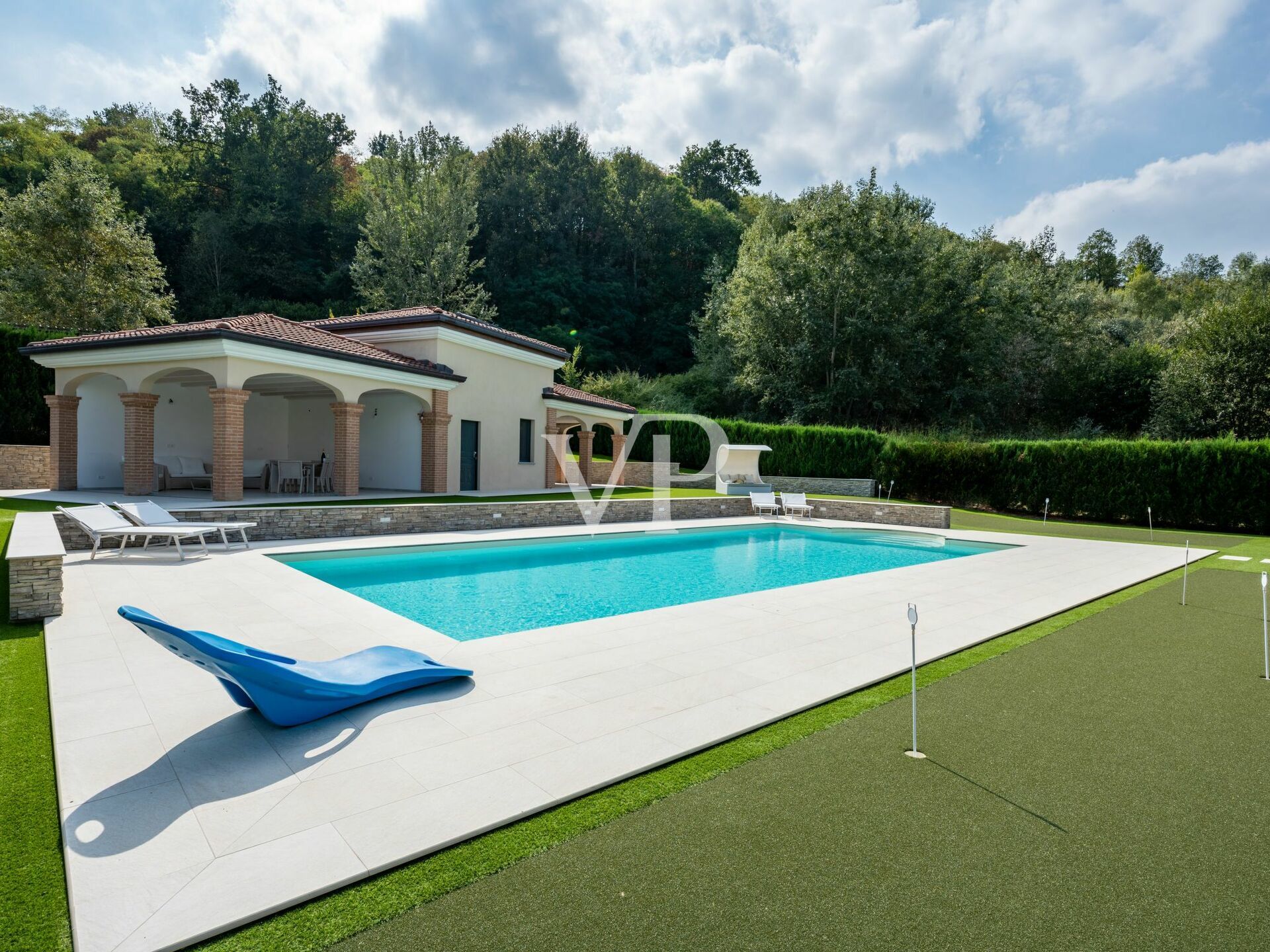 Villa elegante y moderna con piscina