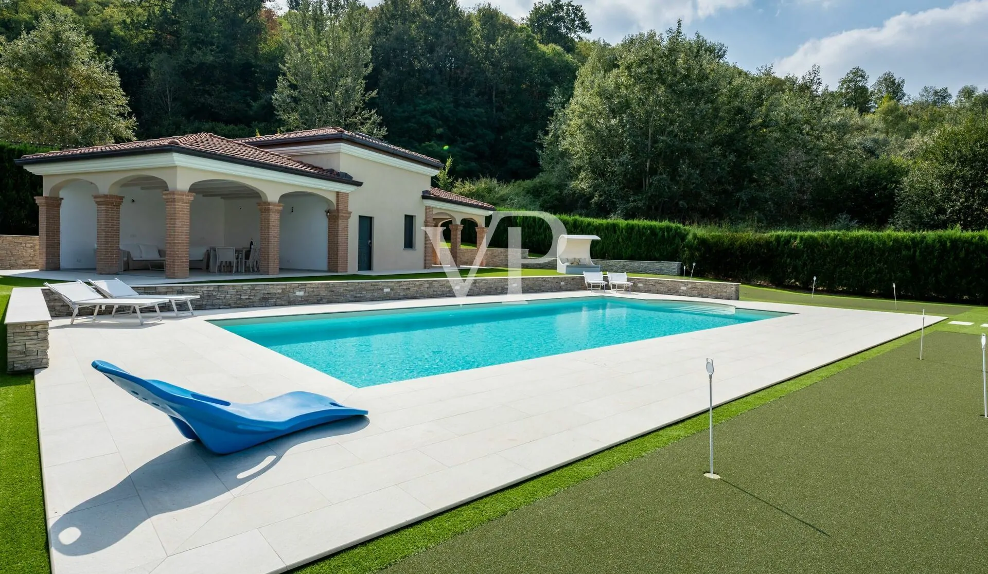 Elegante e moderna villa con piscina