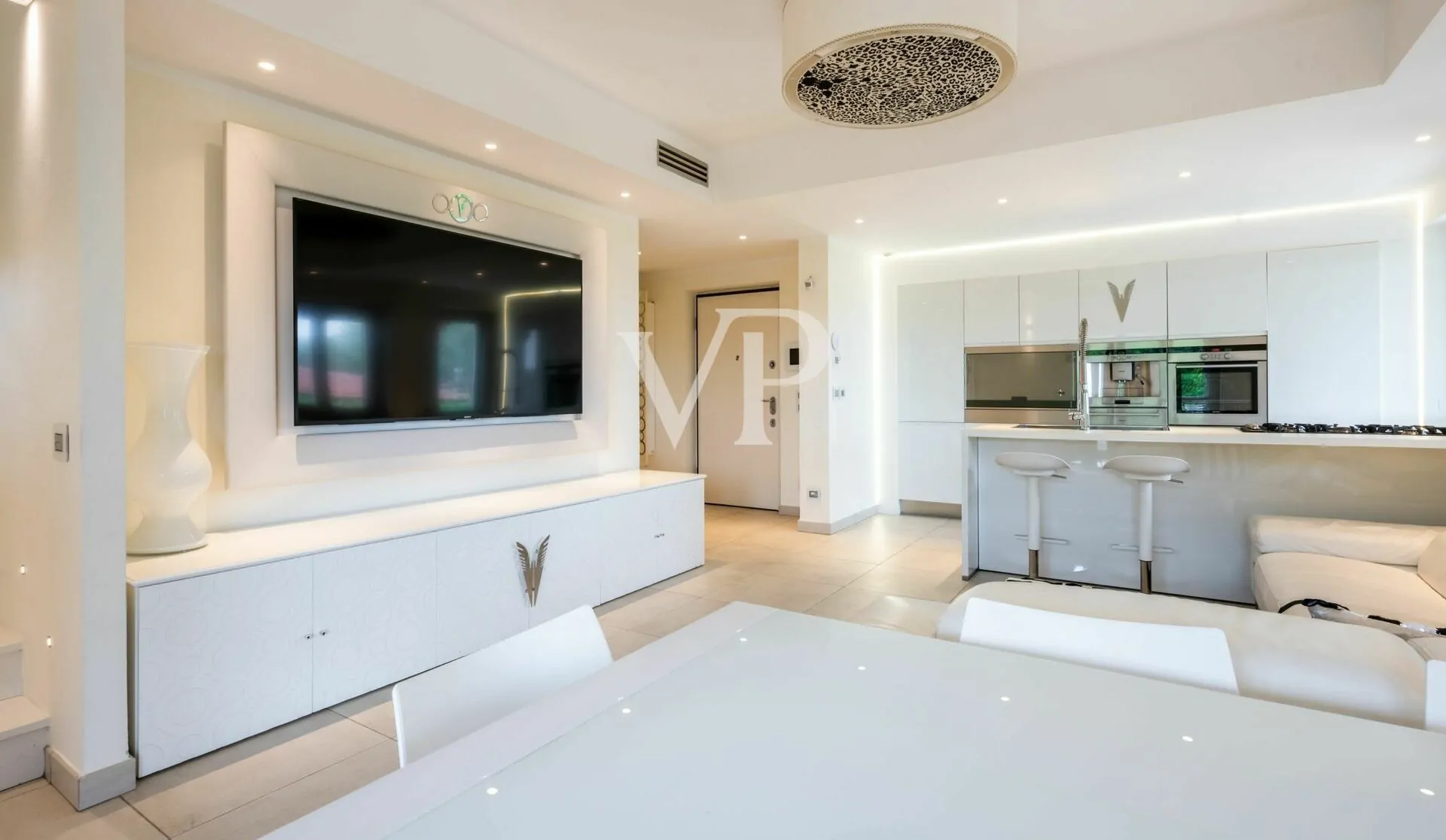 Elegante e moderna villa con piscina