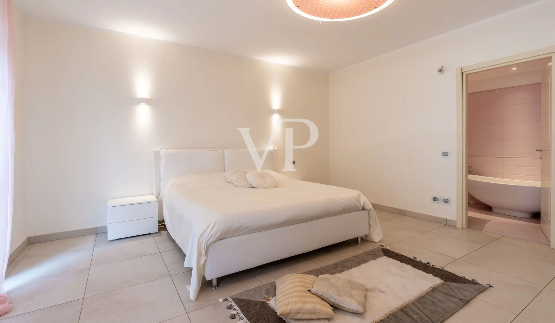 Elegante e moderna villa con piscina