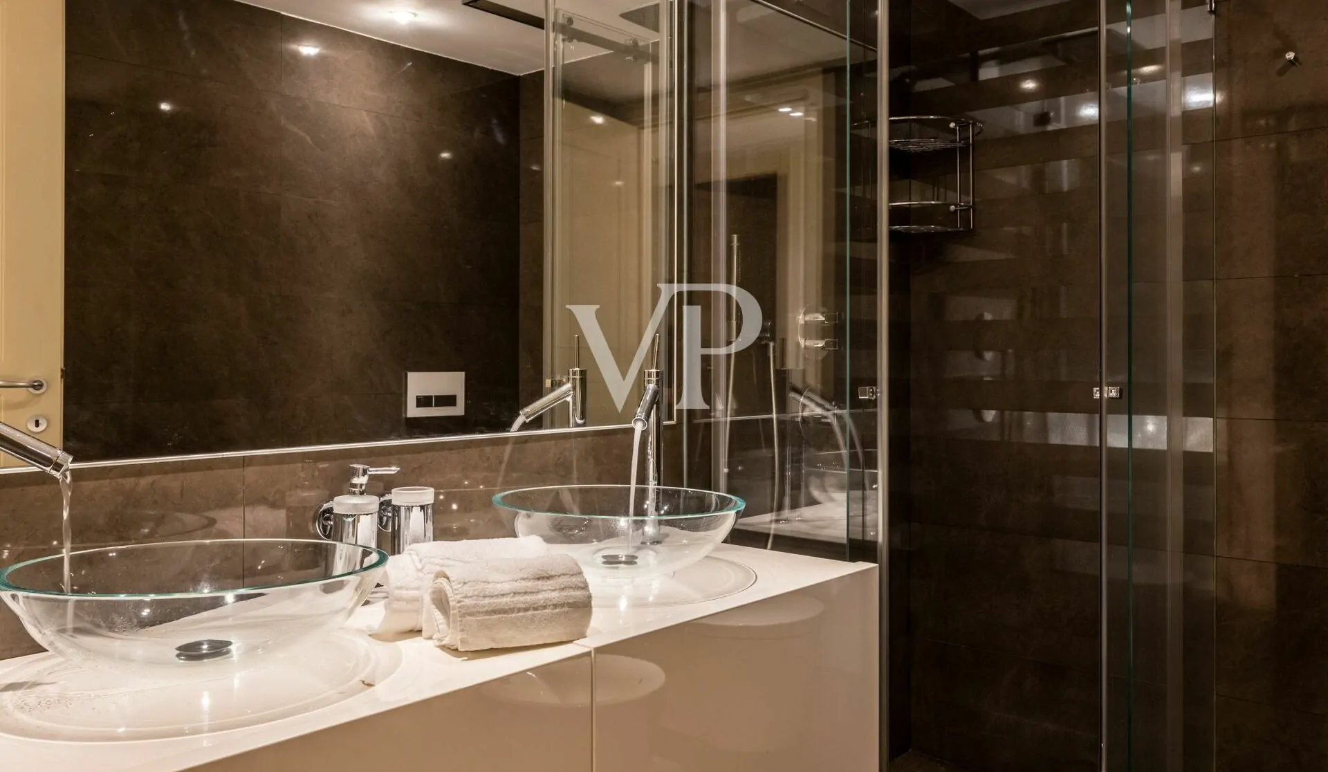 Elegante e moderna villa con piscina