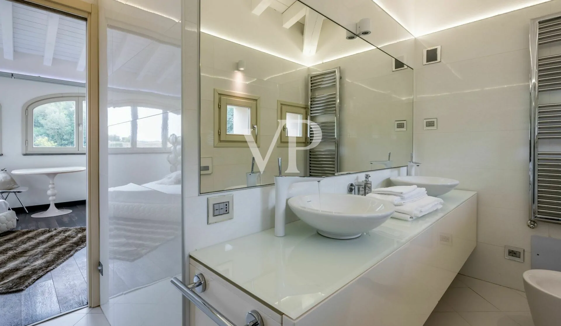 Elegante e moderna villa con piscina