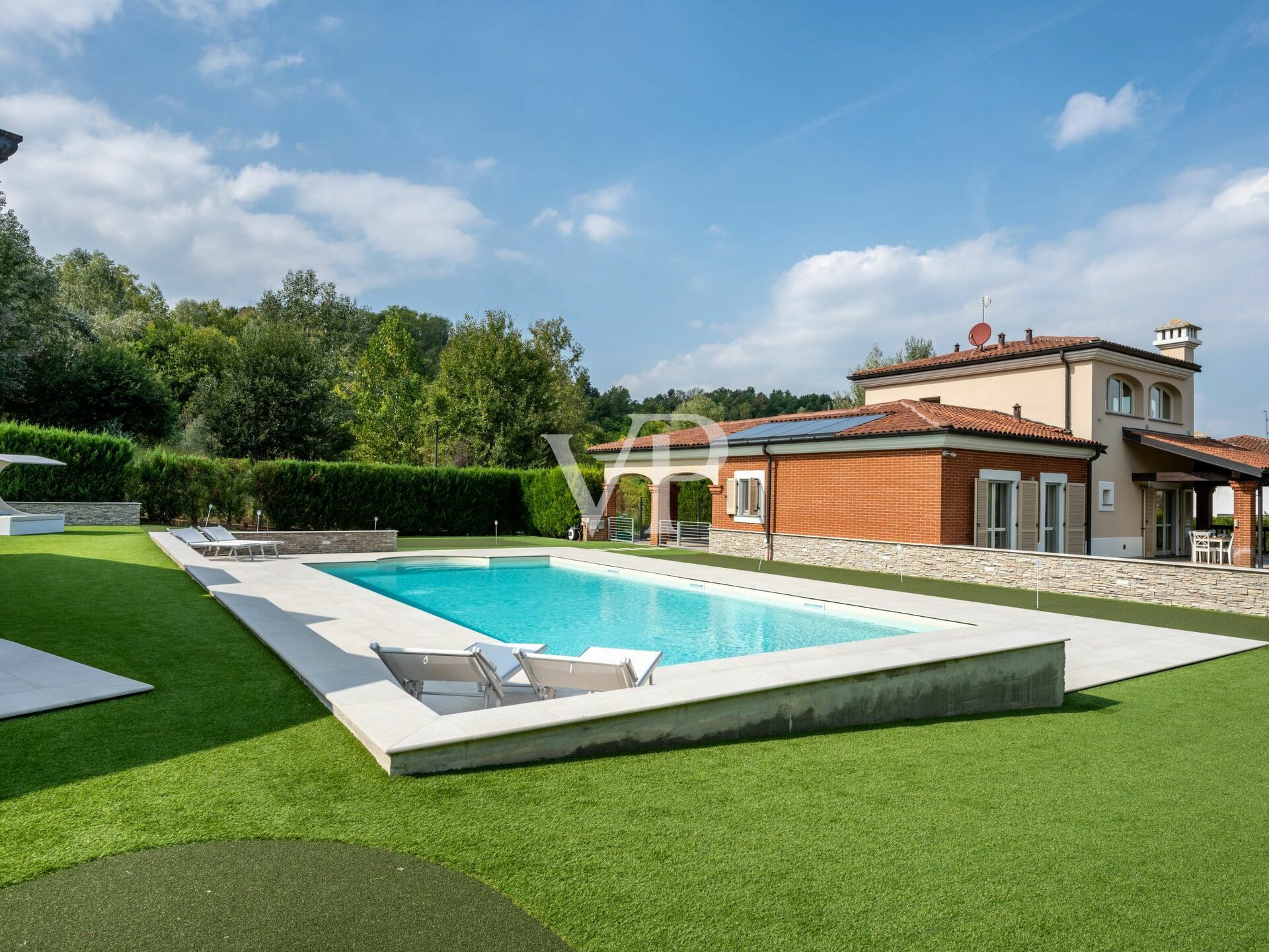 Villa elegante y moderna con piscina