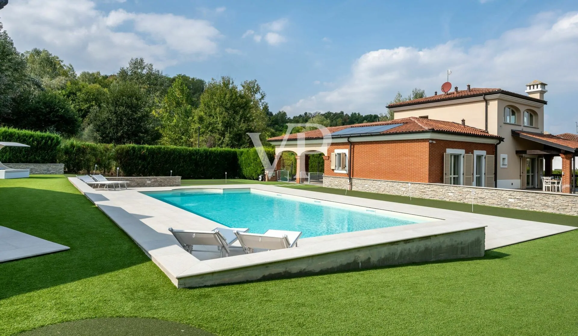 Elegante e moderna villa con piscina
