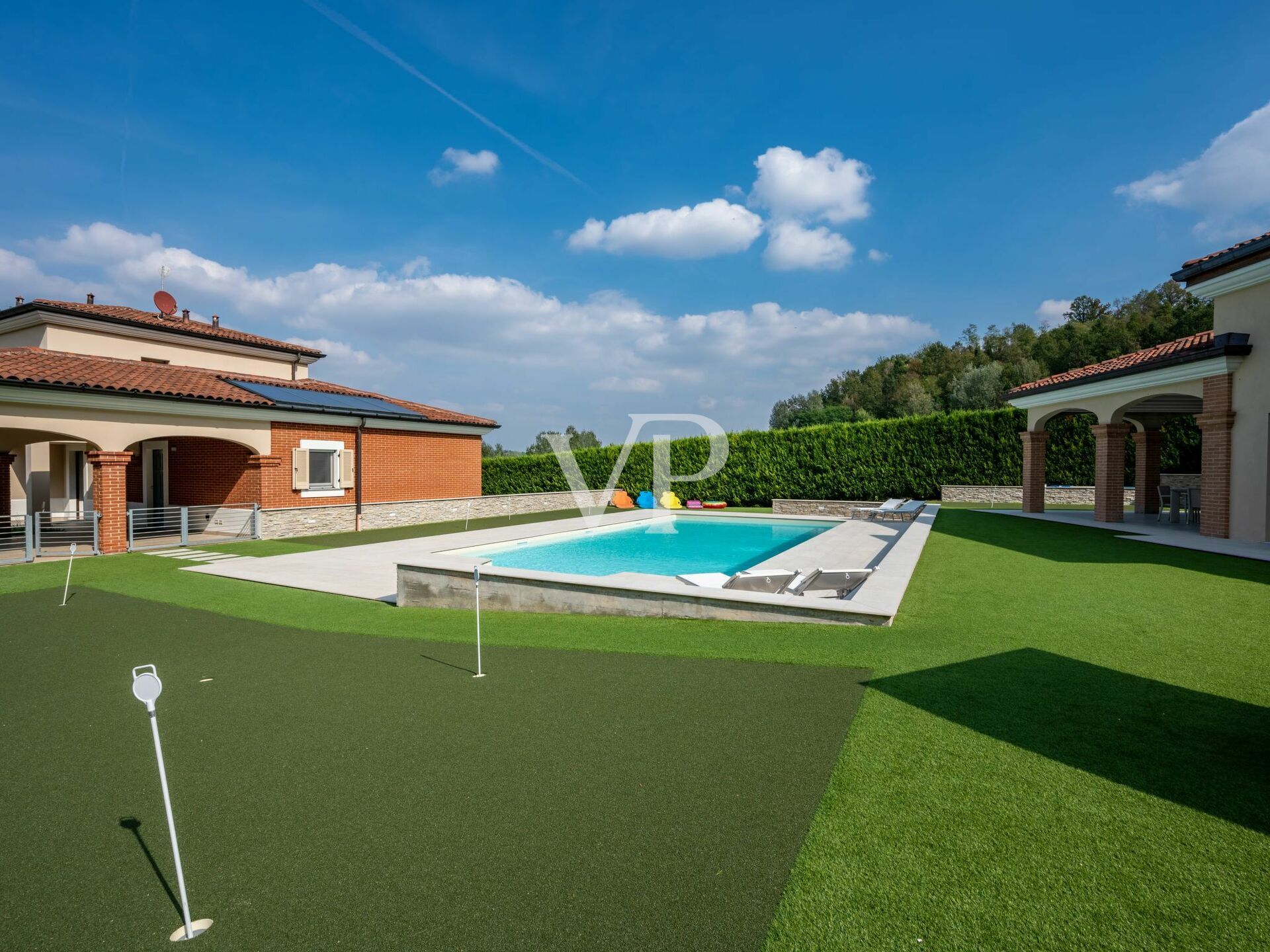 Elegante e moderna villa con piscina