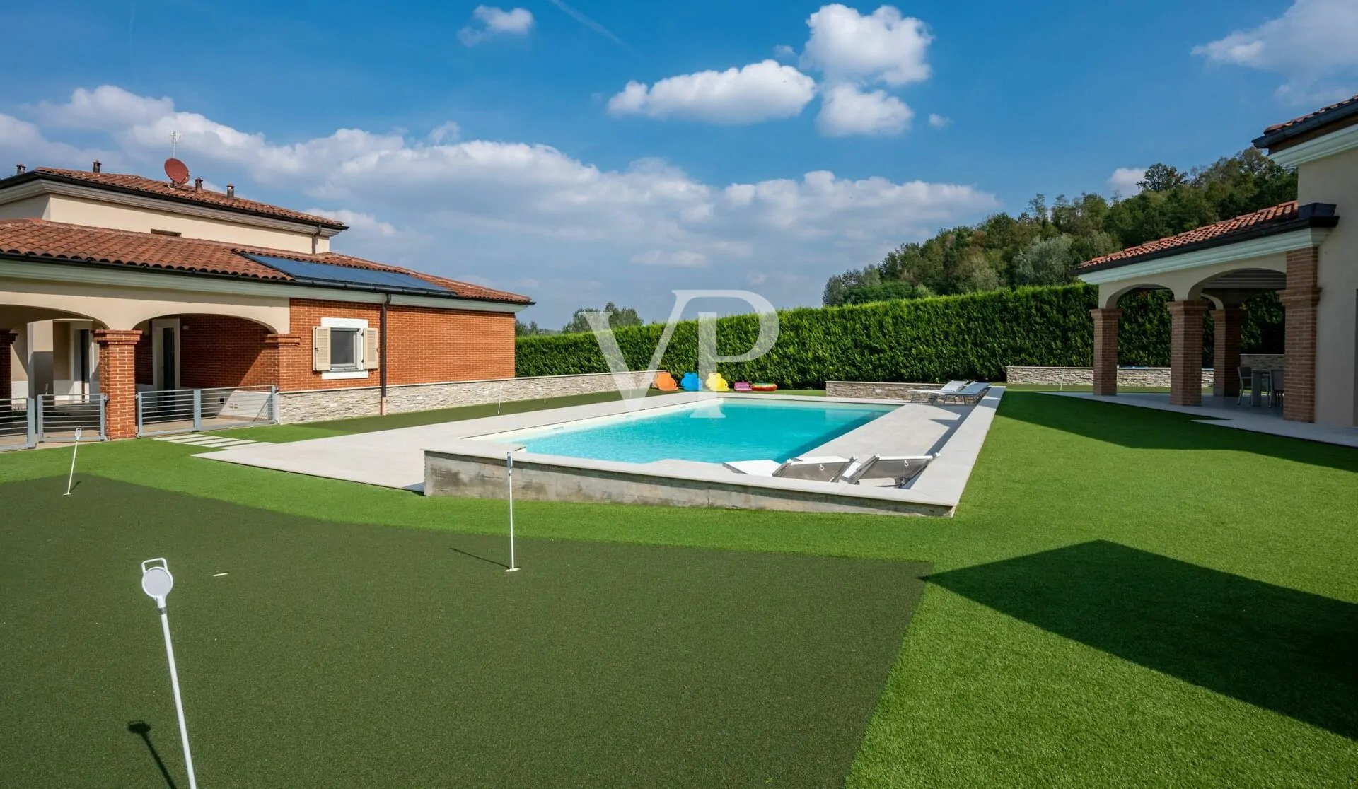 Elegante e moderna villa con piscina