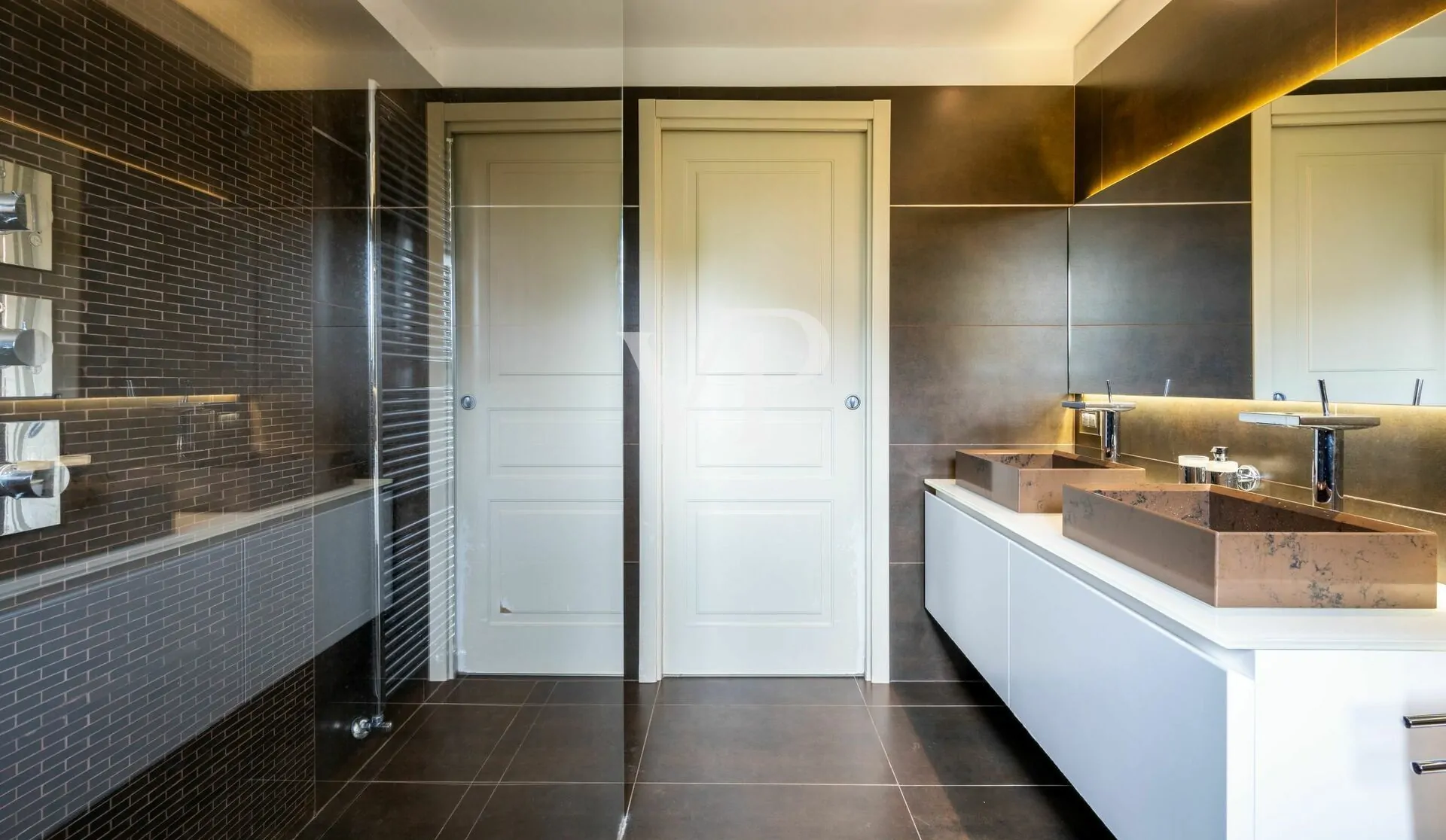 Elegante e moderna villa con piscina