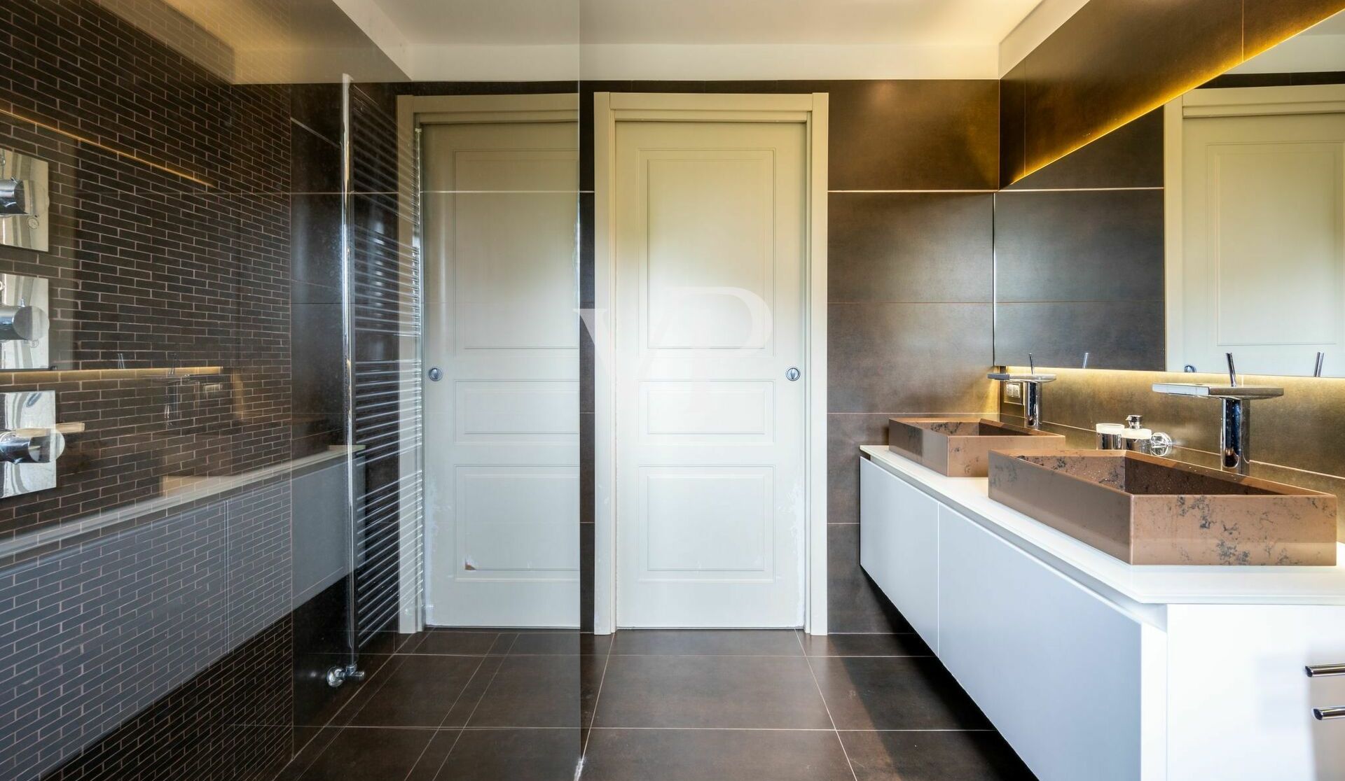 Elegante e moderna villa con piscina