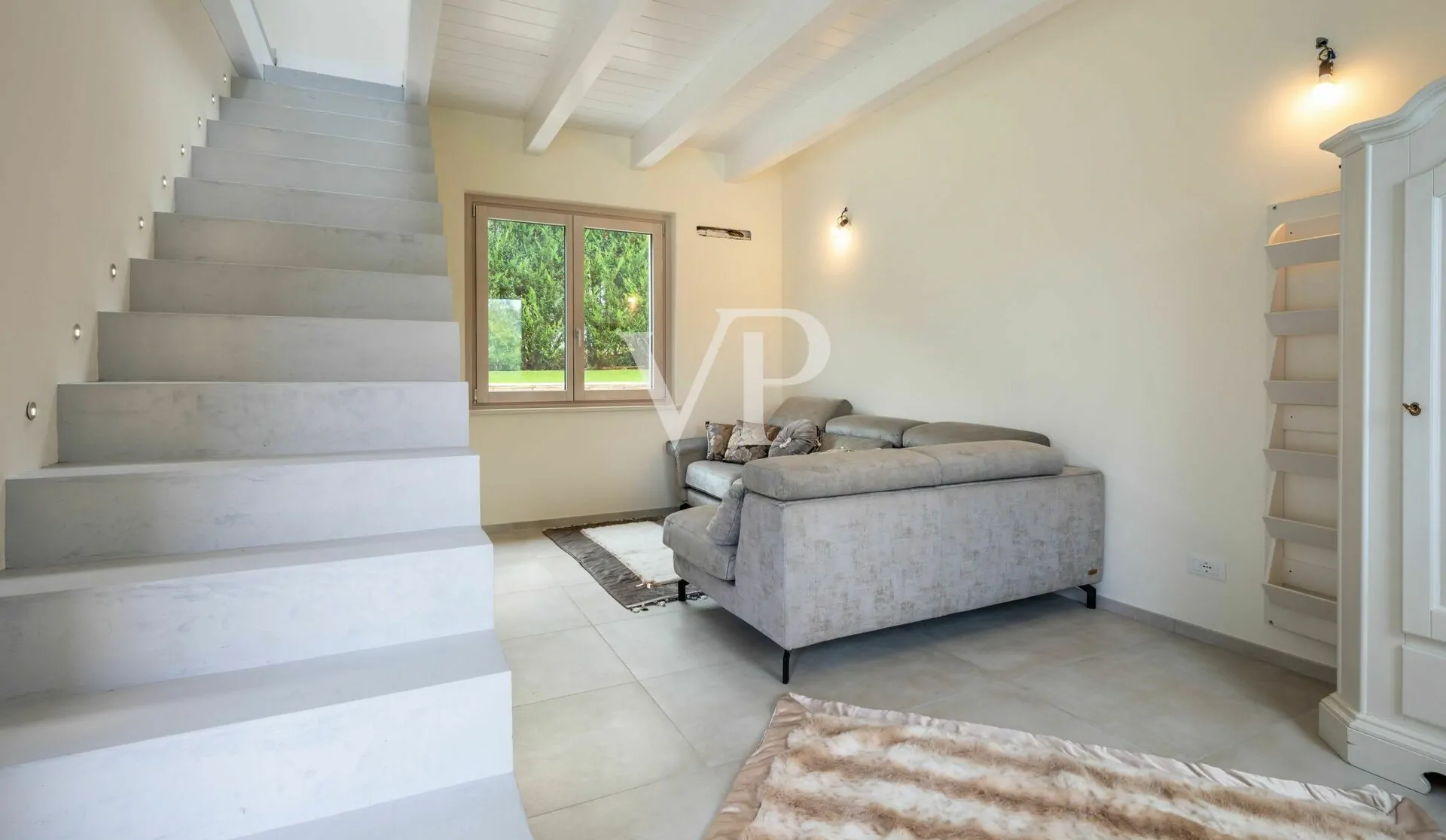 Elegante e moderna villa con piscina