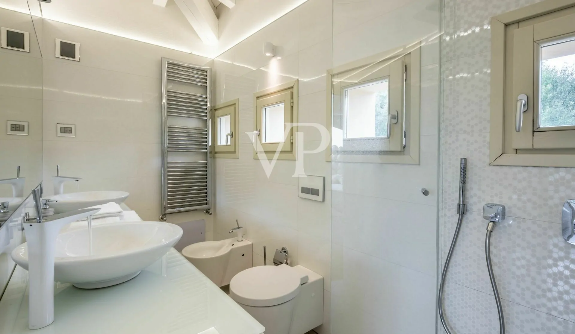 Elegante e moderna villa con piscina