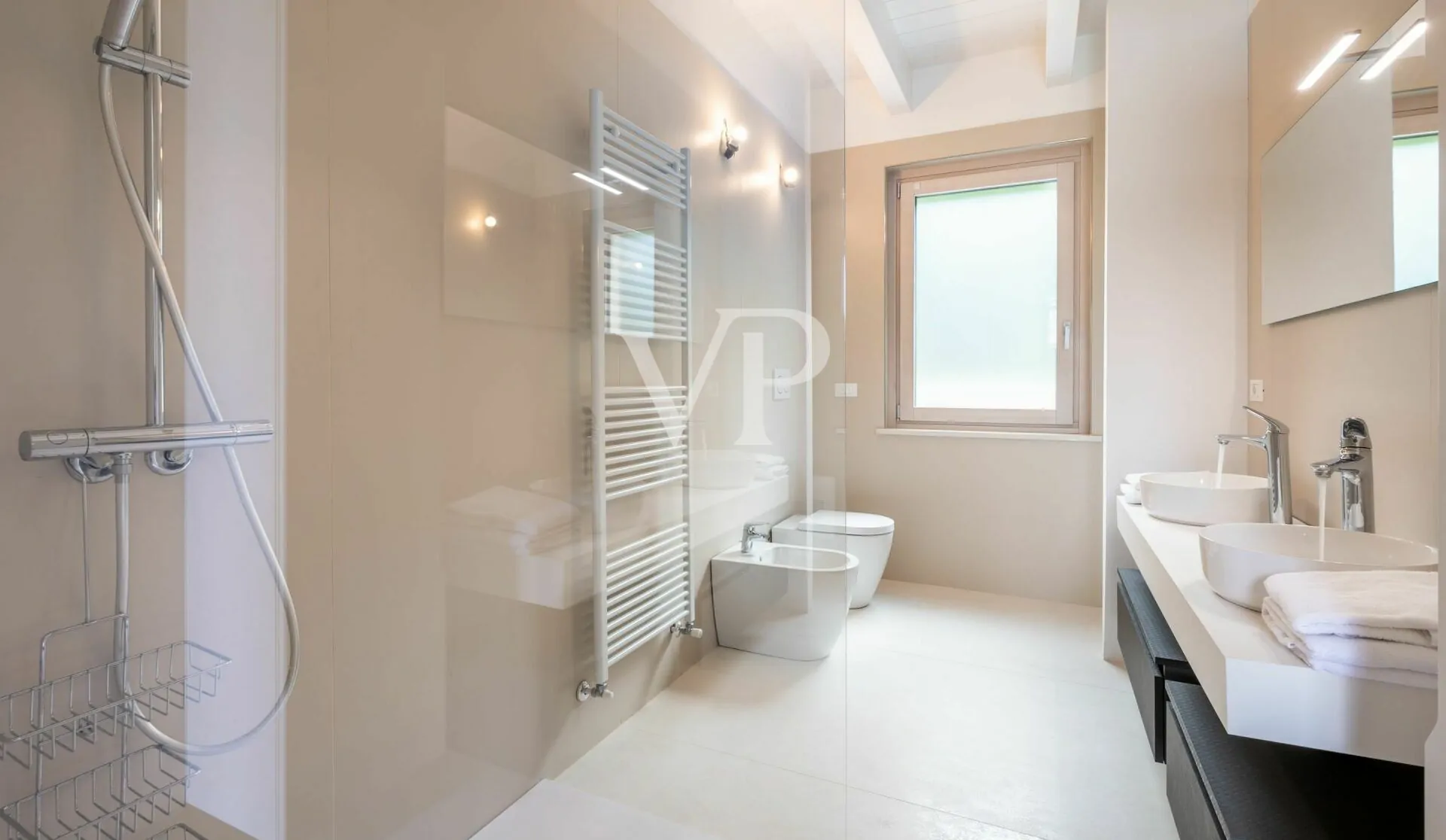 Elegante e moderna villa con piscina