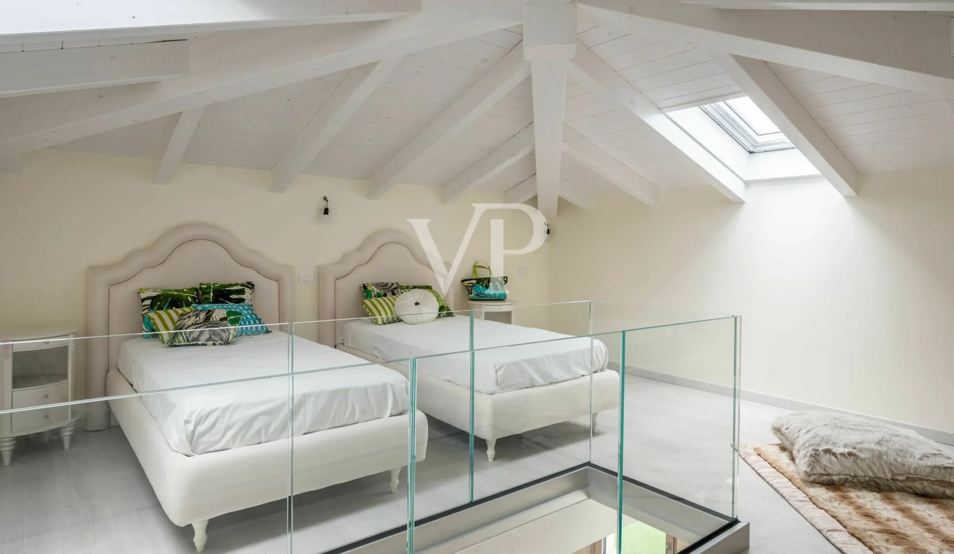 Elegante e moderna villa con piscina