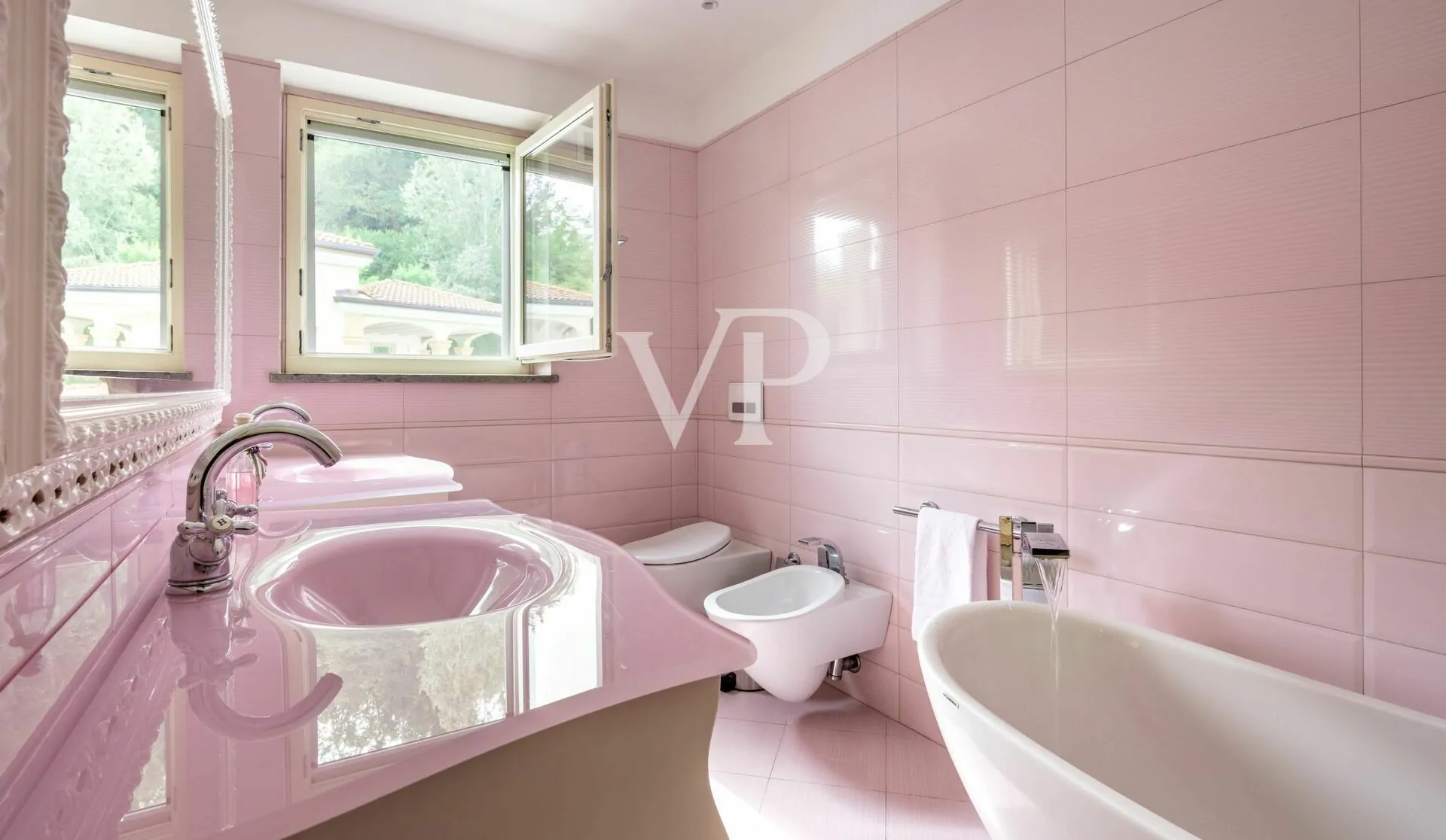 Elegante e moderna villa con piscina