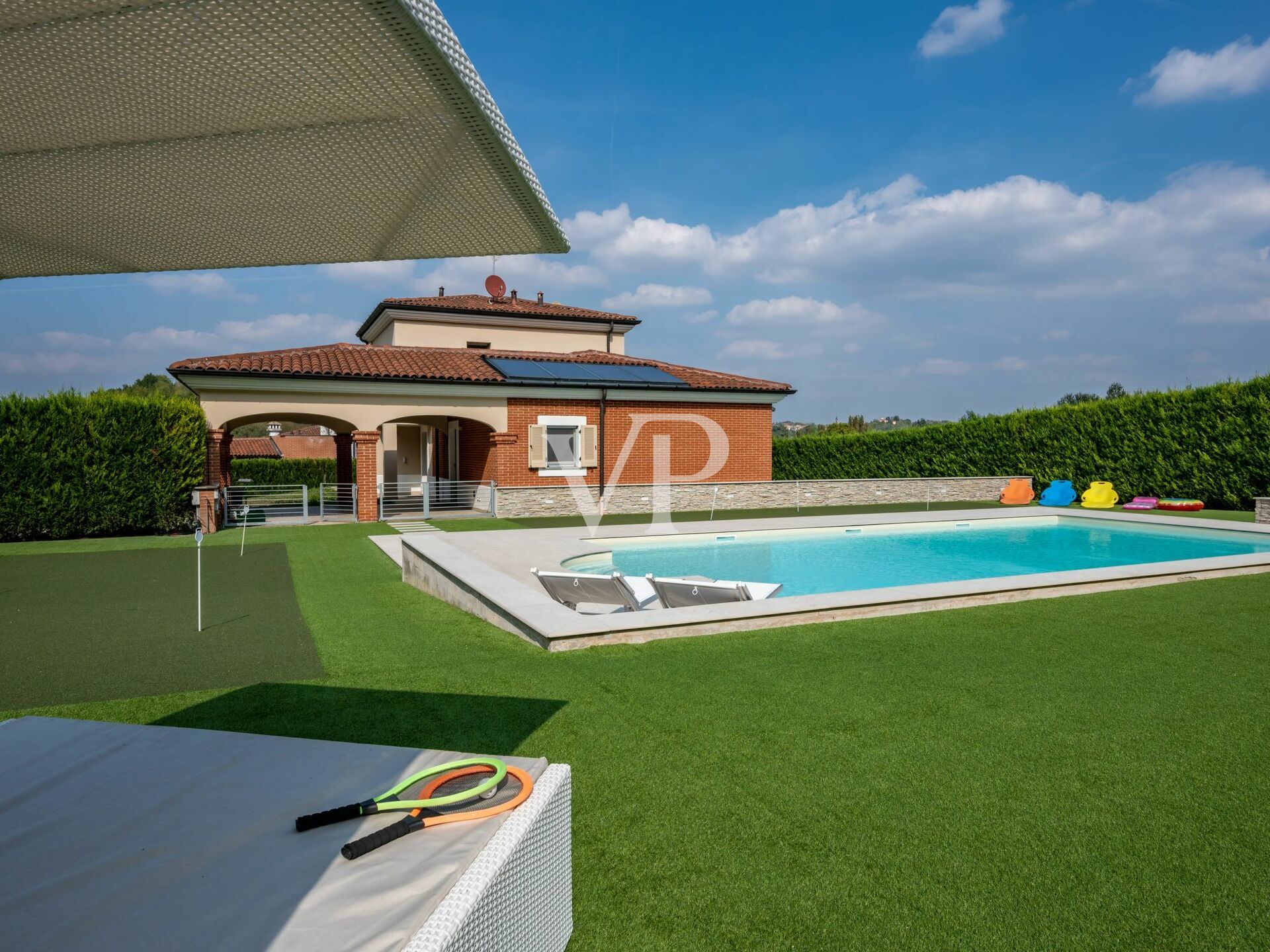 Elegante e moderna villa con piscina