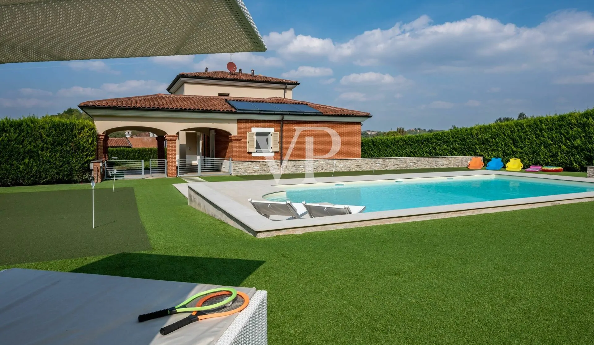 Elegante e moderna villa con piscina