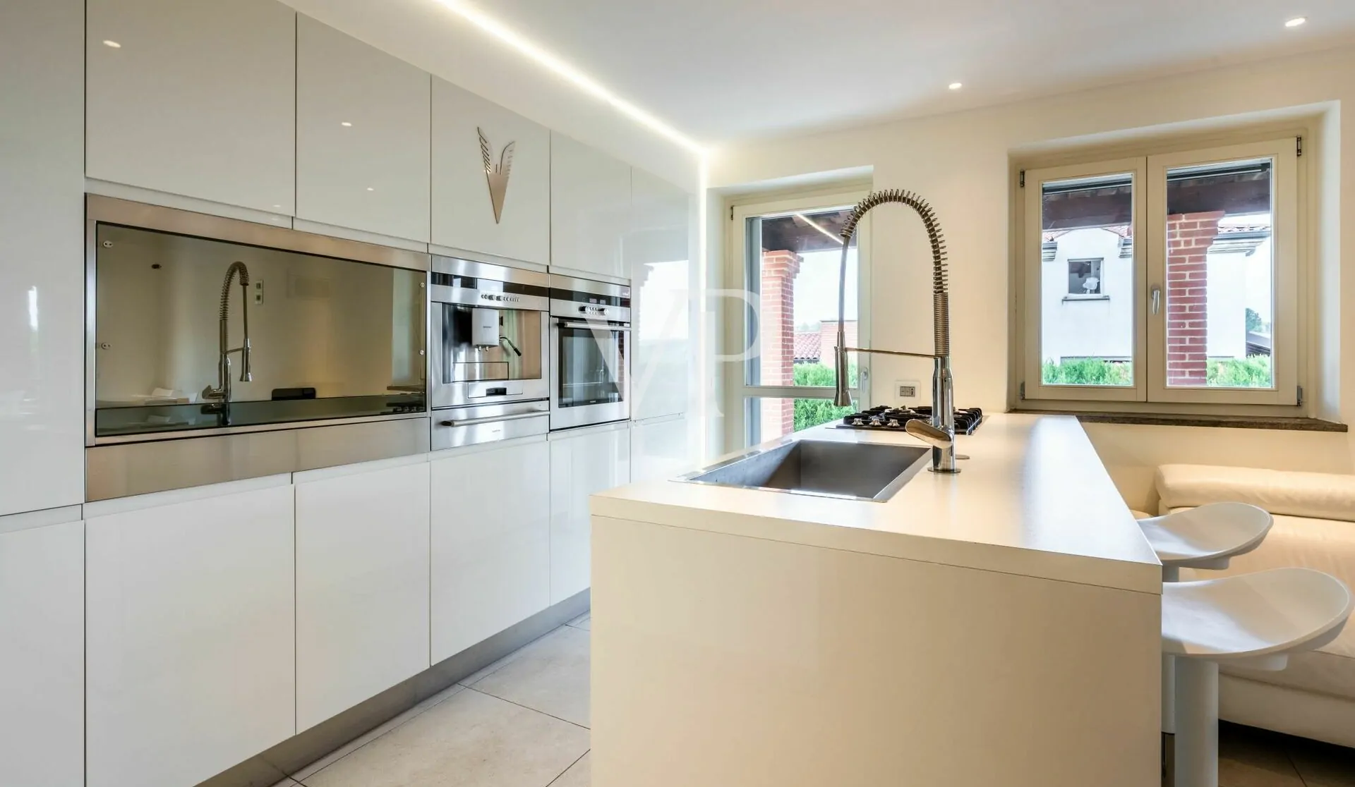 Elegante e moderna villa con piscina