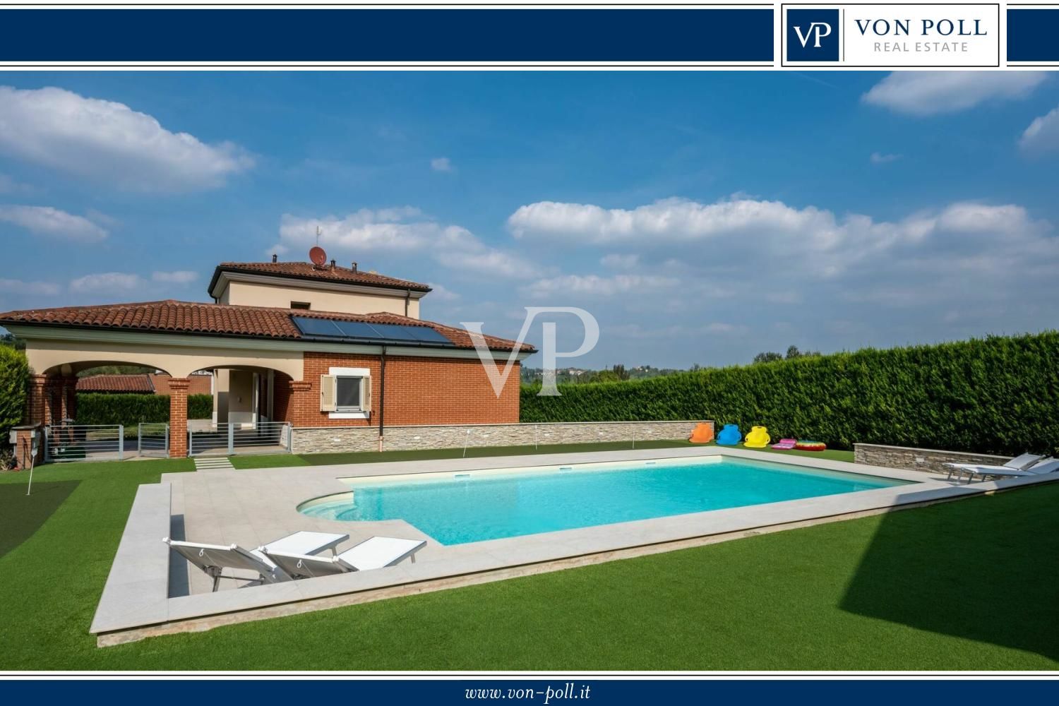 Elegante e moderna villa con piscina