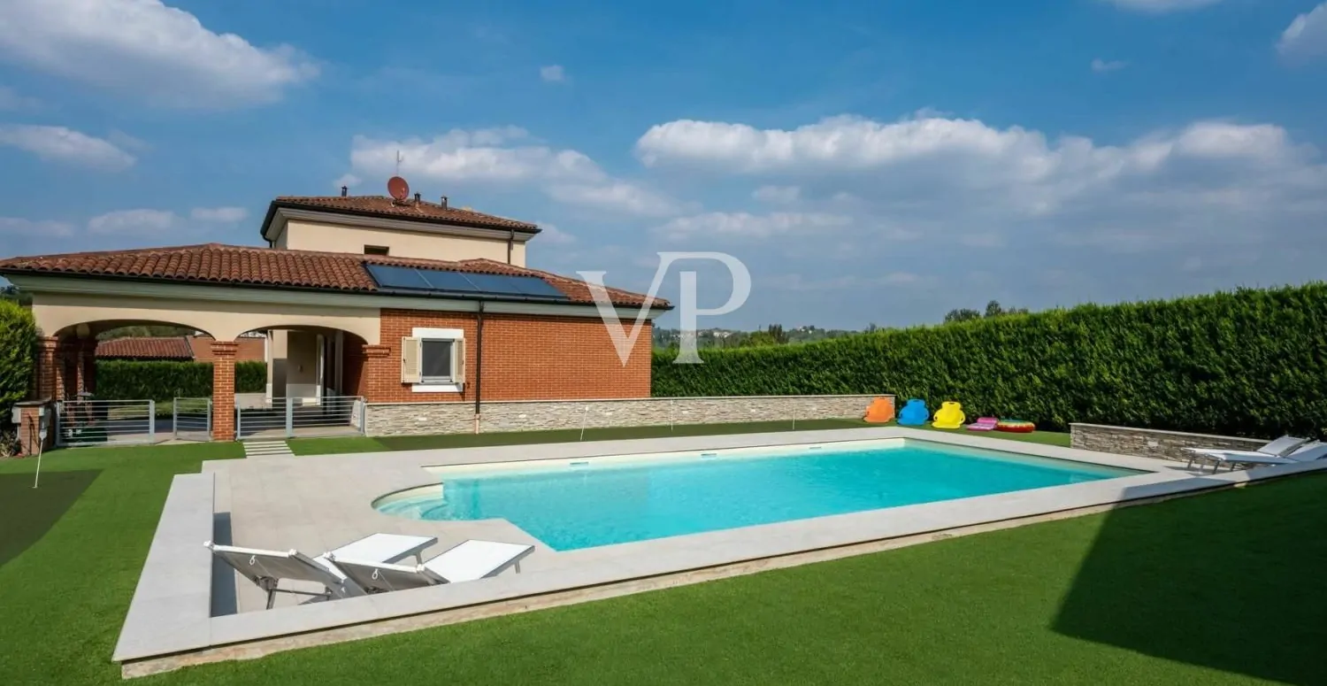 Elegante e moderna villa con piscina