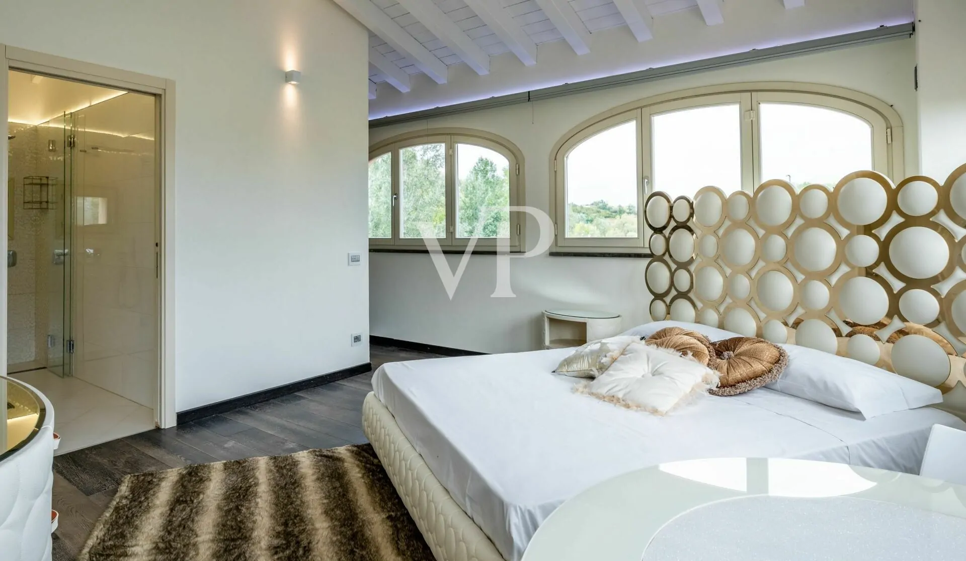 Elegante e moderna villa con piscina