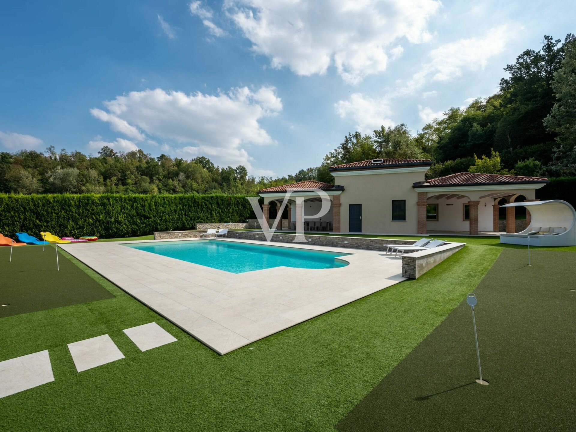 Elegante e moderna villa con piscina