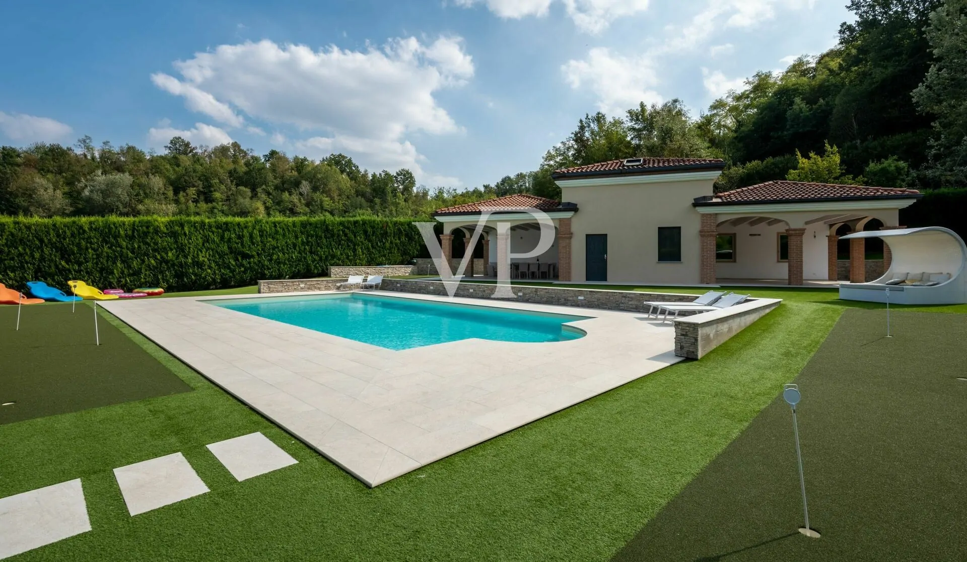 Elegante e moderna villa con piscina