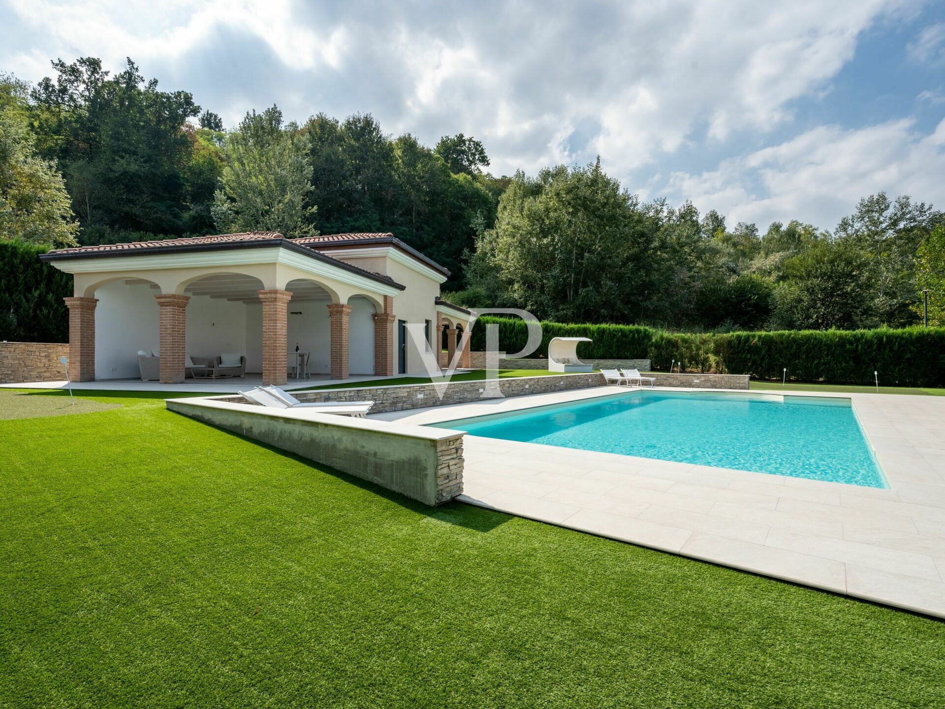 Elegante e moderna villa con piscina