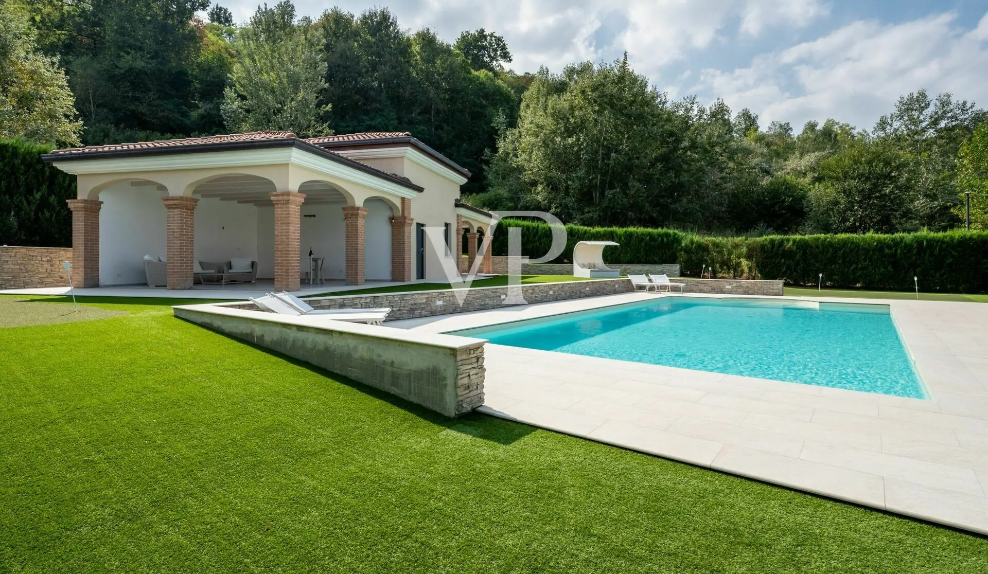 Elegante e moderna villa con piscina
