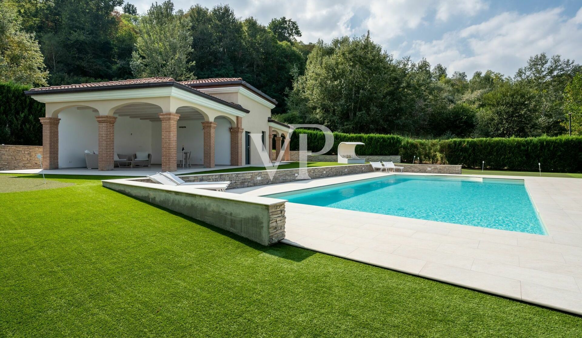 Elegante e moderna villa con piscina