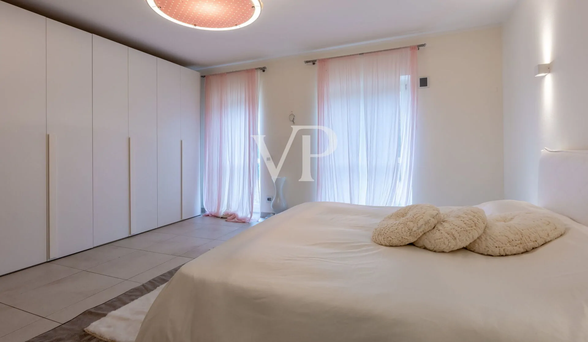 Elegante e moderna villa con piscina