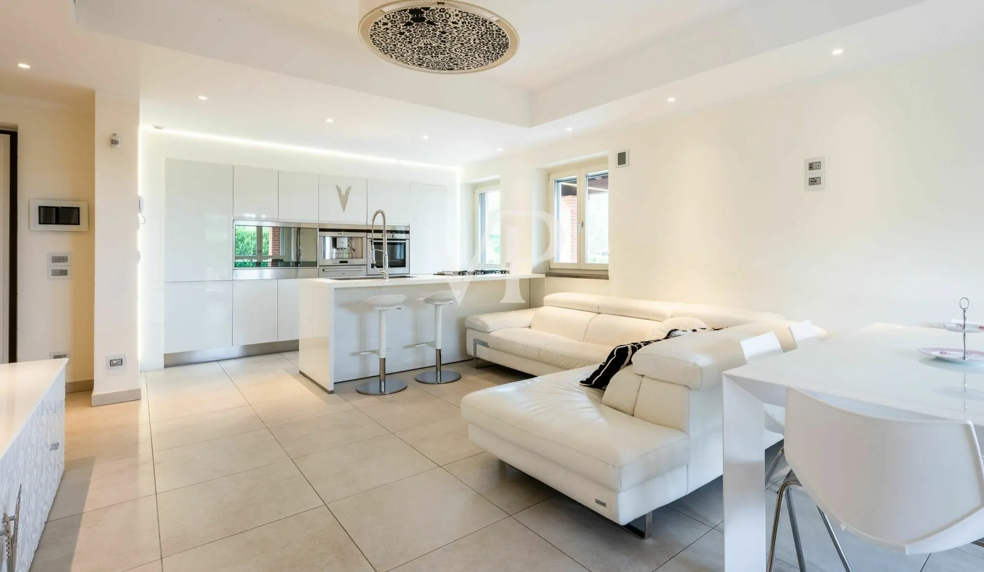 Elegante e moderna villa con piscina