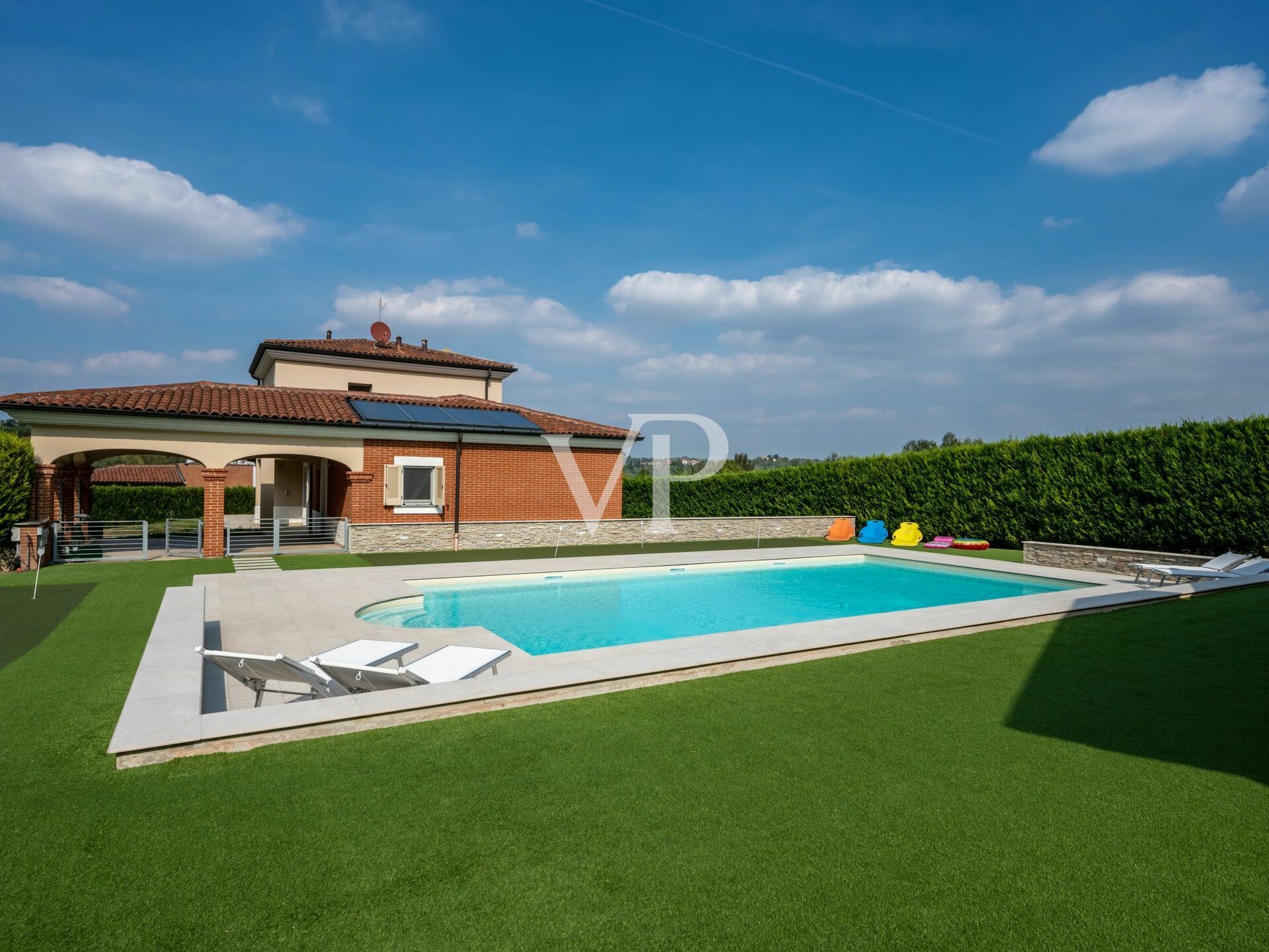 Elegante e moderna villa con piscina